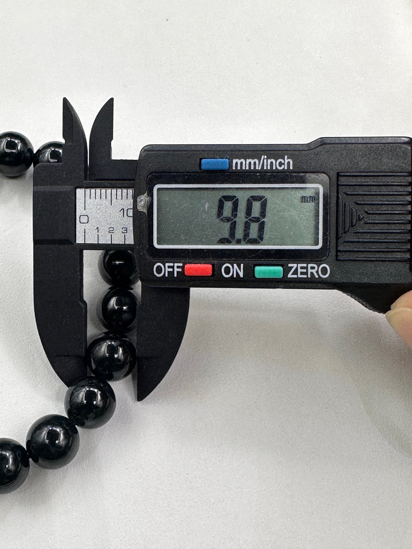 【墨翠手串10mm】老坑冰种   黑度极黑  灯照全透  呈帝王绿  种老起光   底极细腻  圆润饱满
