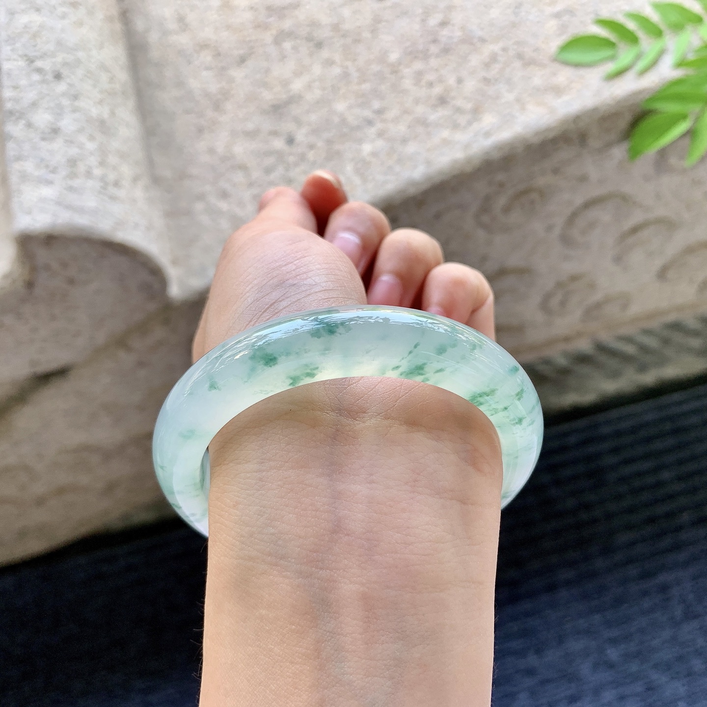正圈56 57，圈口56.2/12.1/8.8，编码A3080721，描述糯冰飘绿花，水润，种老，细腻，无裂。