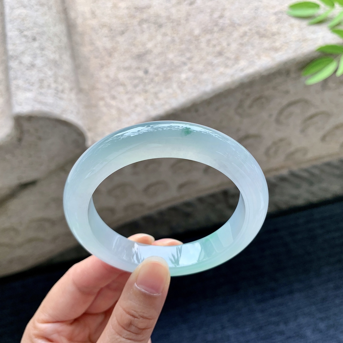 正圈54 55，圈口55/12/8.8，编码GJ080610，描述冰糯飘绿，清透，水润，种老，细腻，打灯有絮线