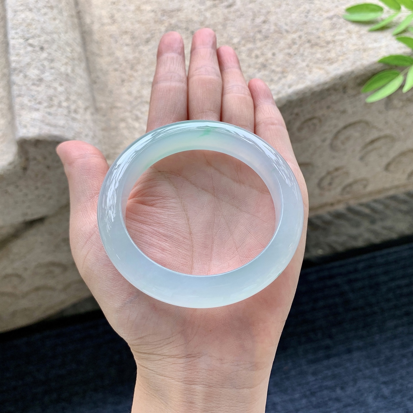 正圈54 55，圈口55/12/8.8，编码GJ080610，描述冰糯飘绿，清透，水润，种老，细腻，打灯有絮线
