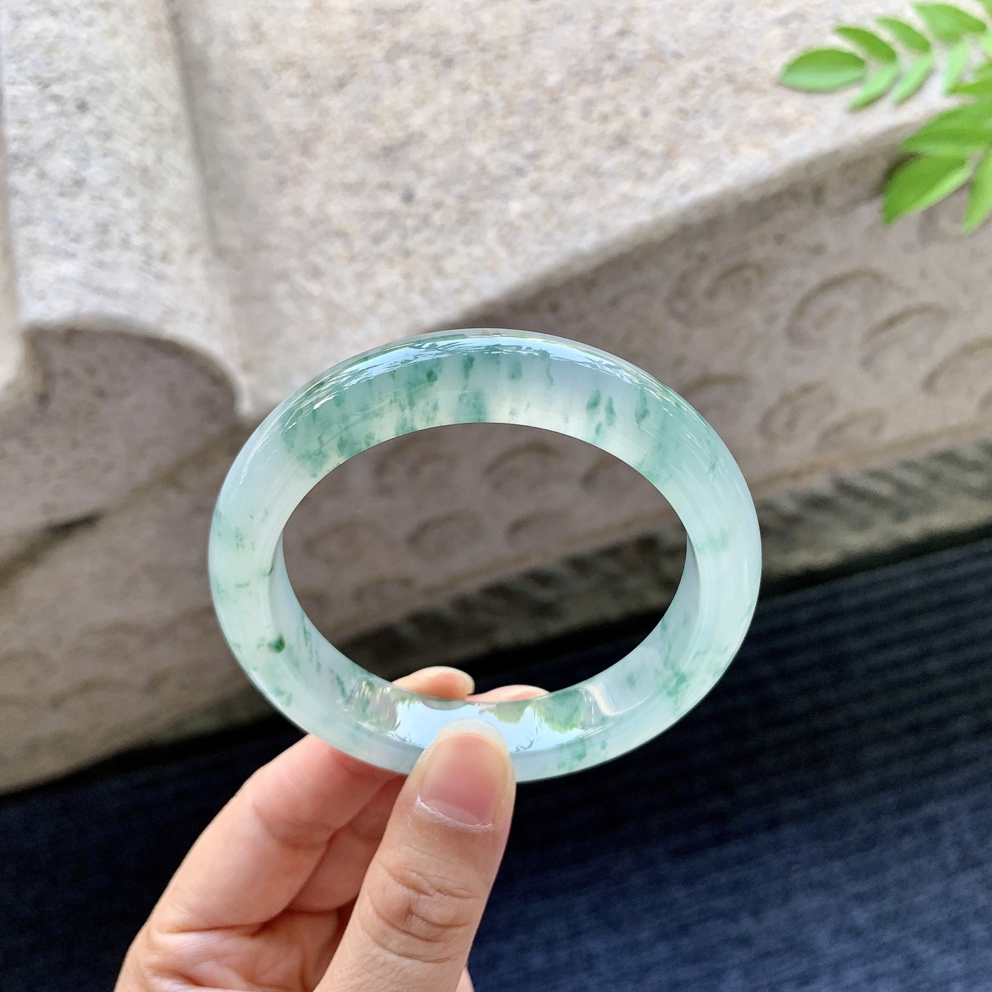 正圈56 57，圈口56.2/12.1/8.8，编码A3080721，描述糯冰飘绿花，水润，种老，细腻，无裂。