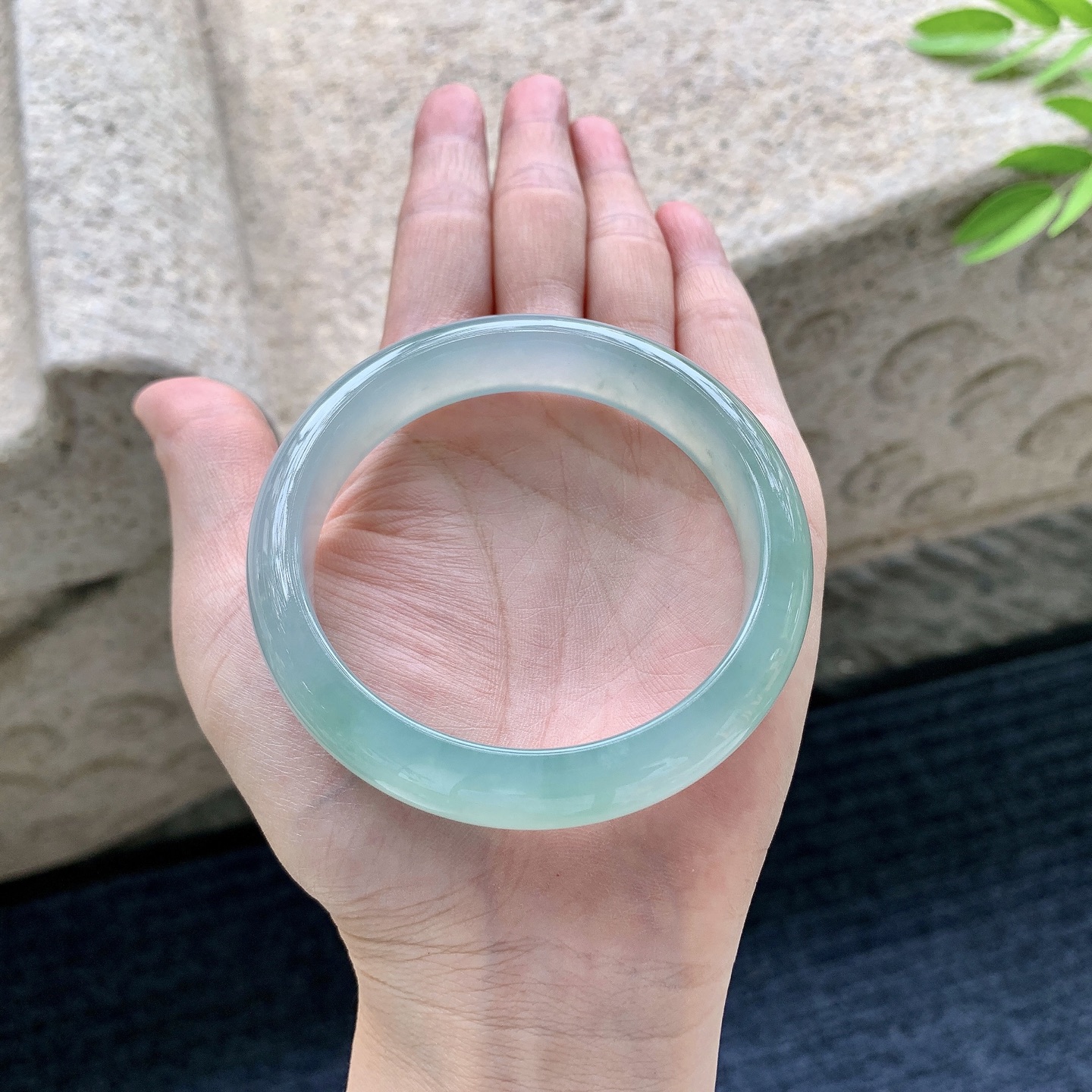 正圈56 57，圈口57/12.8/7.7，编码Q5080619，糯冰晴绿，水润，种老，细腻，无裂。