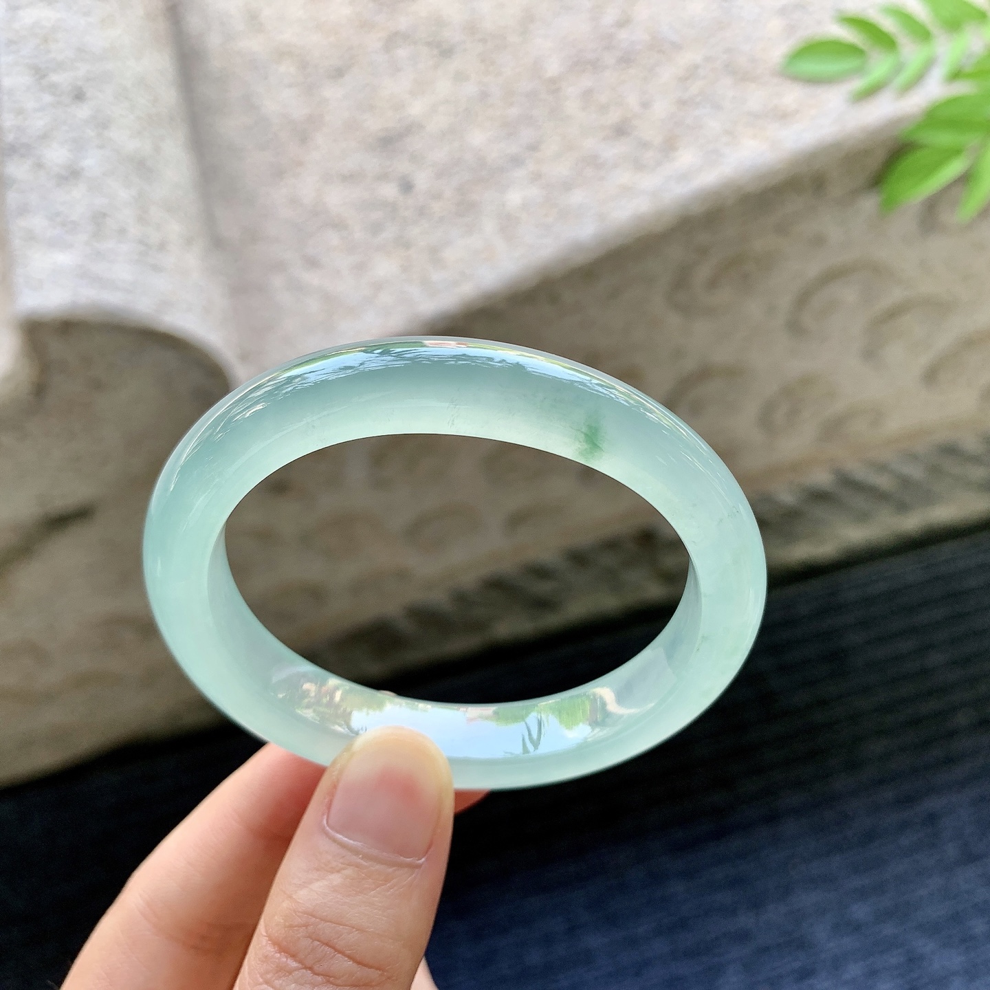 贵妃51 52，圈口52.7/45.1/10.1/7.8，编码LH080716，描述糯冰飘绿，水润，种老，细腻，打灯有絮线
