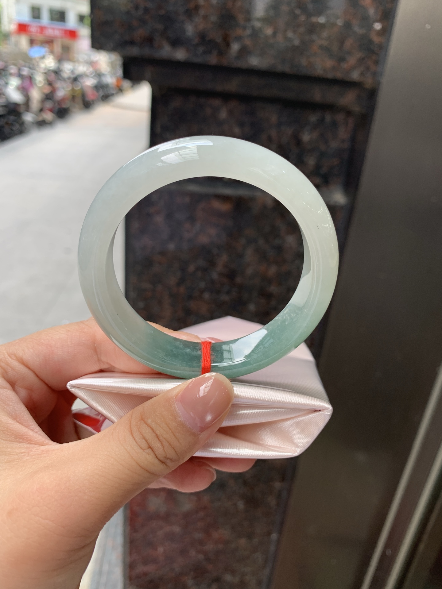 半山水正圈，54.5-13.5-8.2，0806-H277-71，无裂，底妆冰润细腻，半山半水天然意境，上手不挑皮，自带清冷感，低调不张扬，越看越有味道