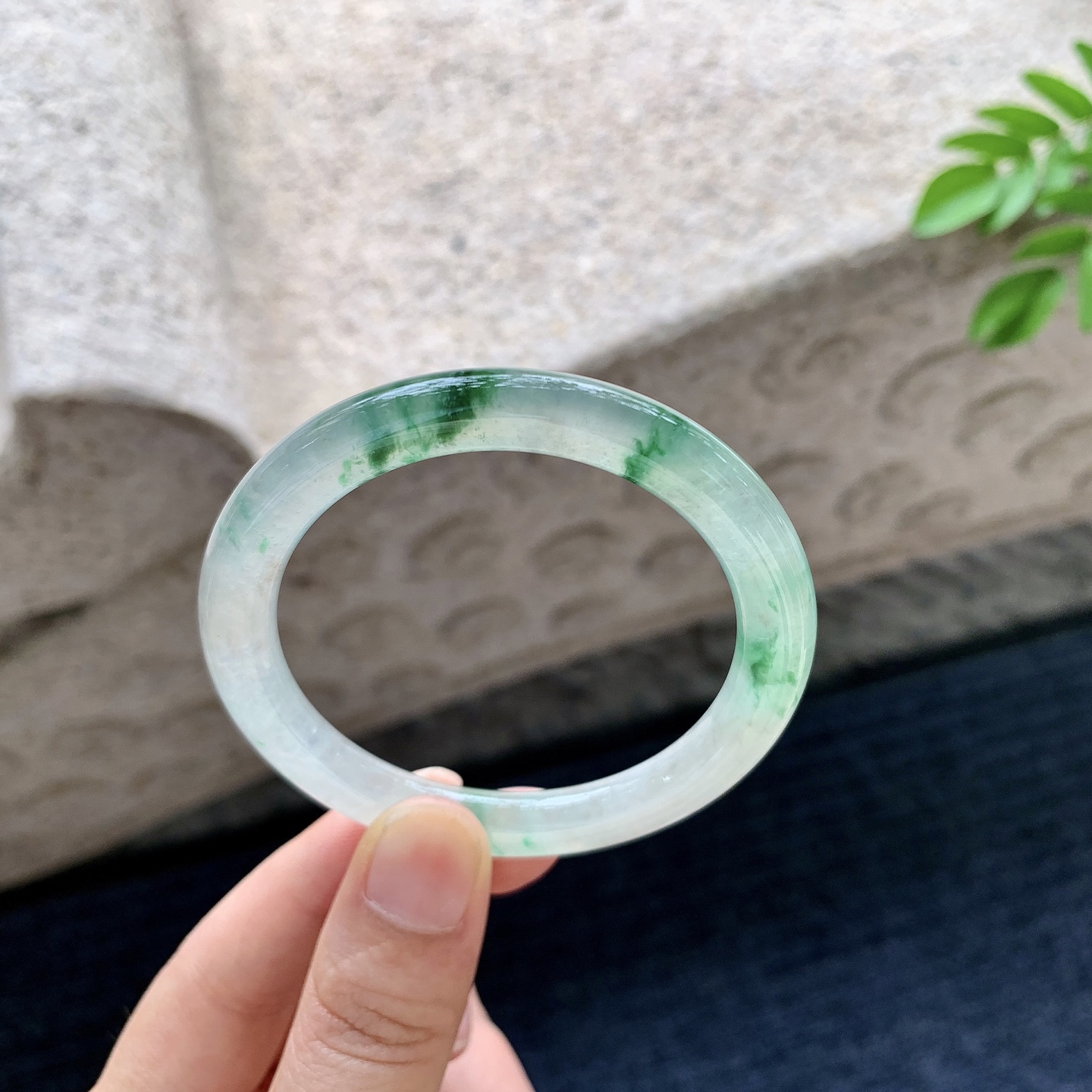 圆条49 50，圈口50.4/7/8，编码B2080518，描述冰飘绿花，清透，水润，种老，细腻，打灯有纹线。