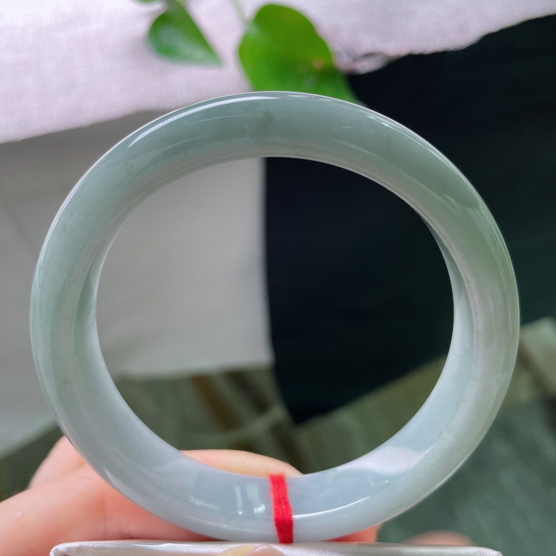 蓝底正圈，无裂，冰润蓝水正装平安镯，通体匀净灰蓝调，玉质细腻水润，镯型厚实端正，上手沉稳雅致。ss5