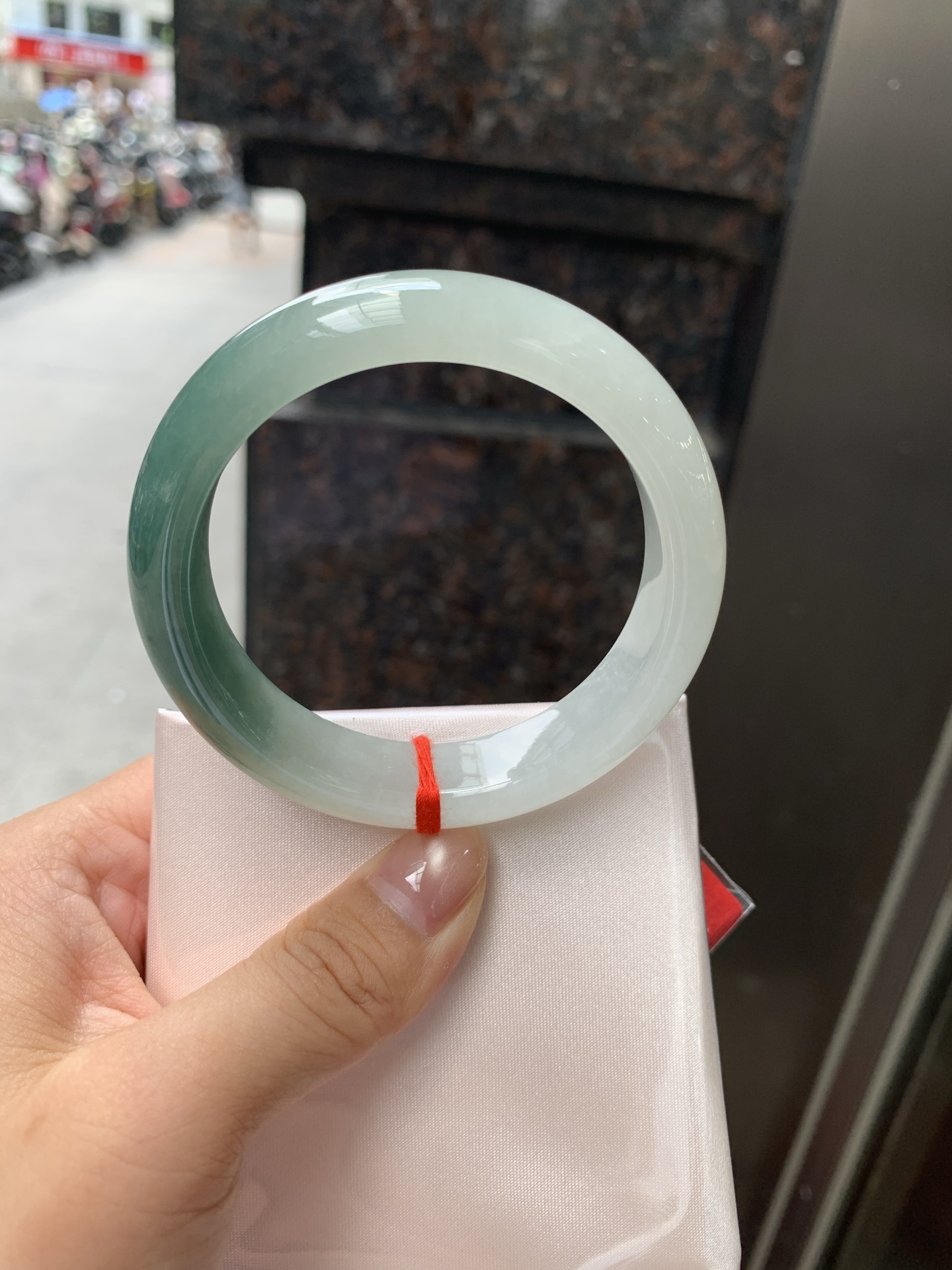 半山水正圈，54.5-13.5-8.2，0806-H277-71，无裂，底妆冰润细腻，半山半水天然意境，上手不挑皮，自带清冷感，低调不张扬，越看越有味道
