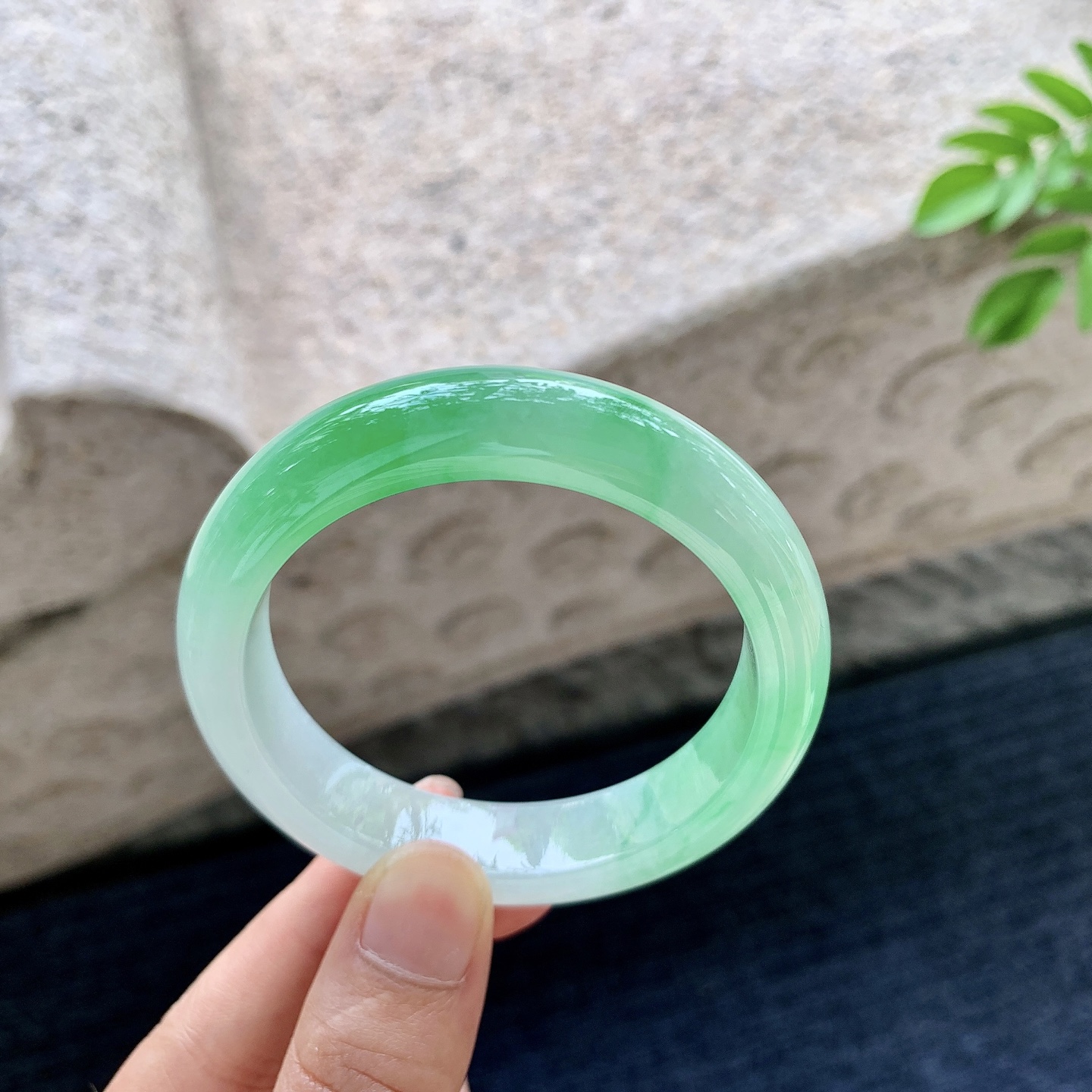 正圈50 51，圈口51.8/12.1/8.2，编码G7080539，冰糯阳绿，水润，种老，细腻，无裂