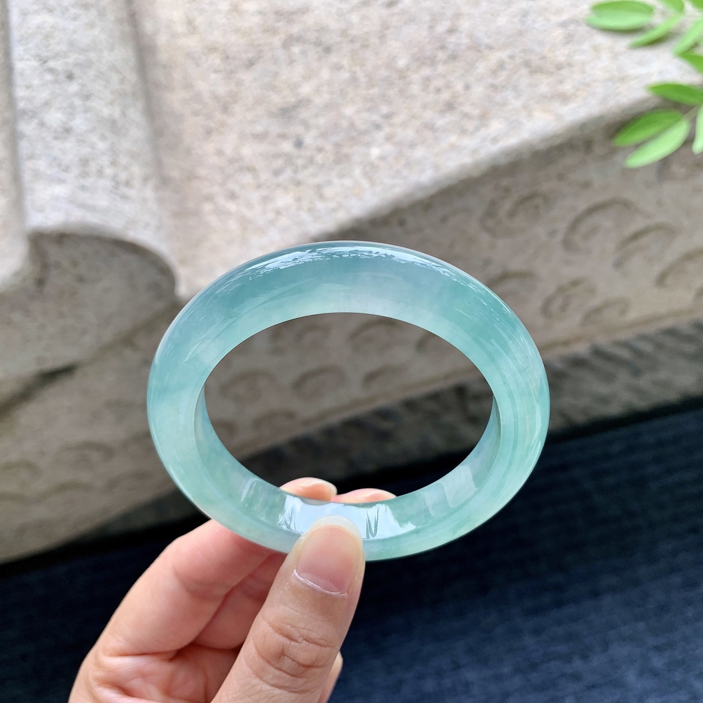 正圈53 54，圈口54.4/11.5/9.4，编码FL080608，冰糯晴蓝飘花，水润，种老，细腻，无裂。