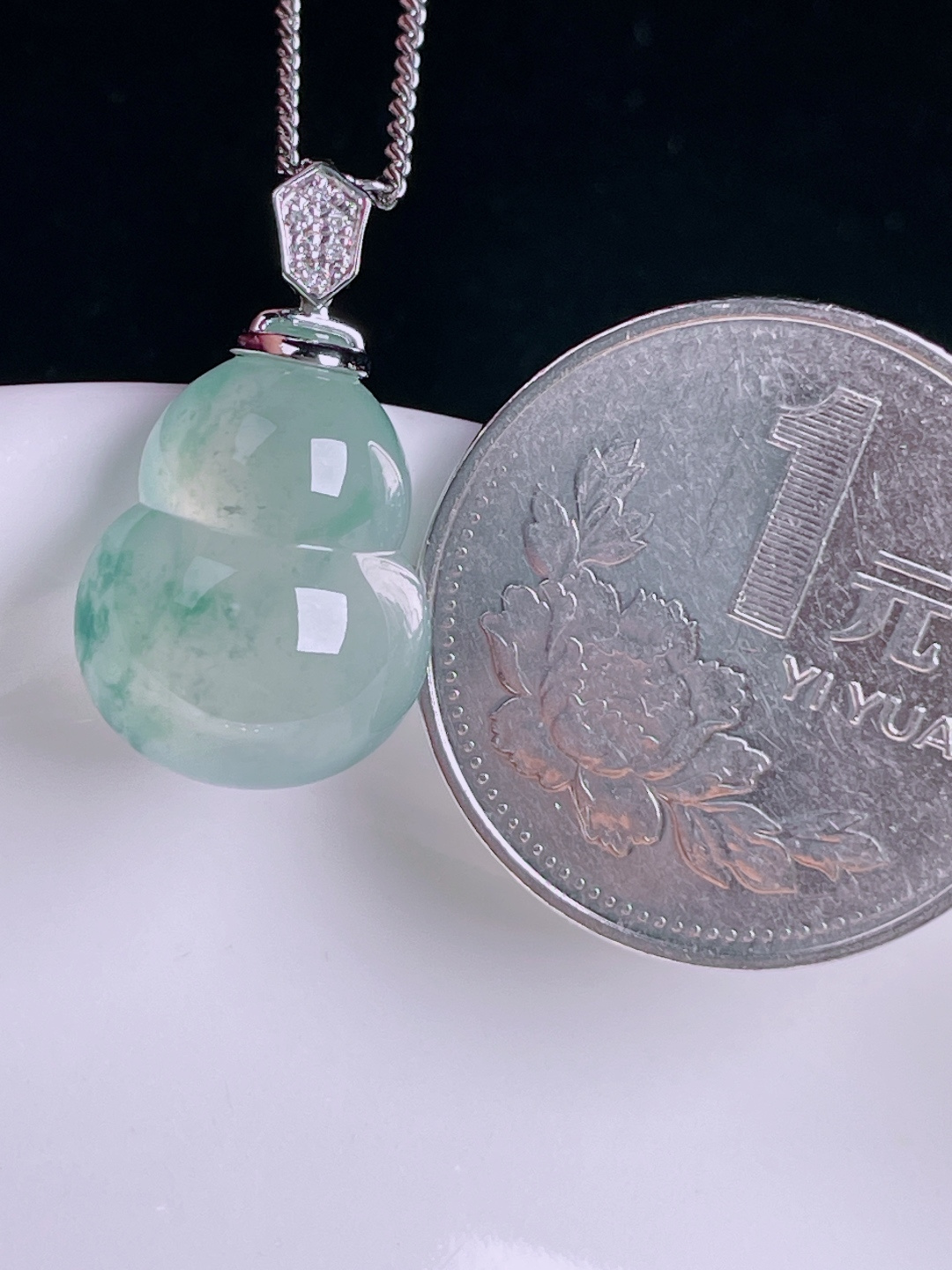 ️高冰葫芦，老种起光，细底通透，尺寸：22.8裸石17.5/13/7.4mm0806