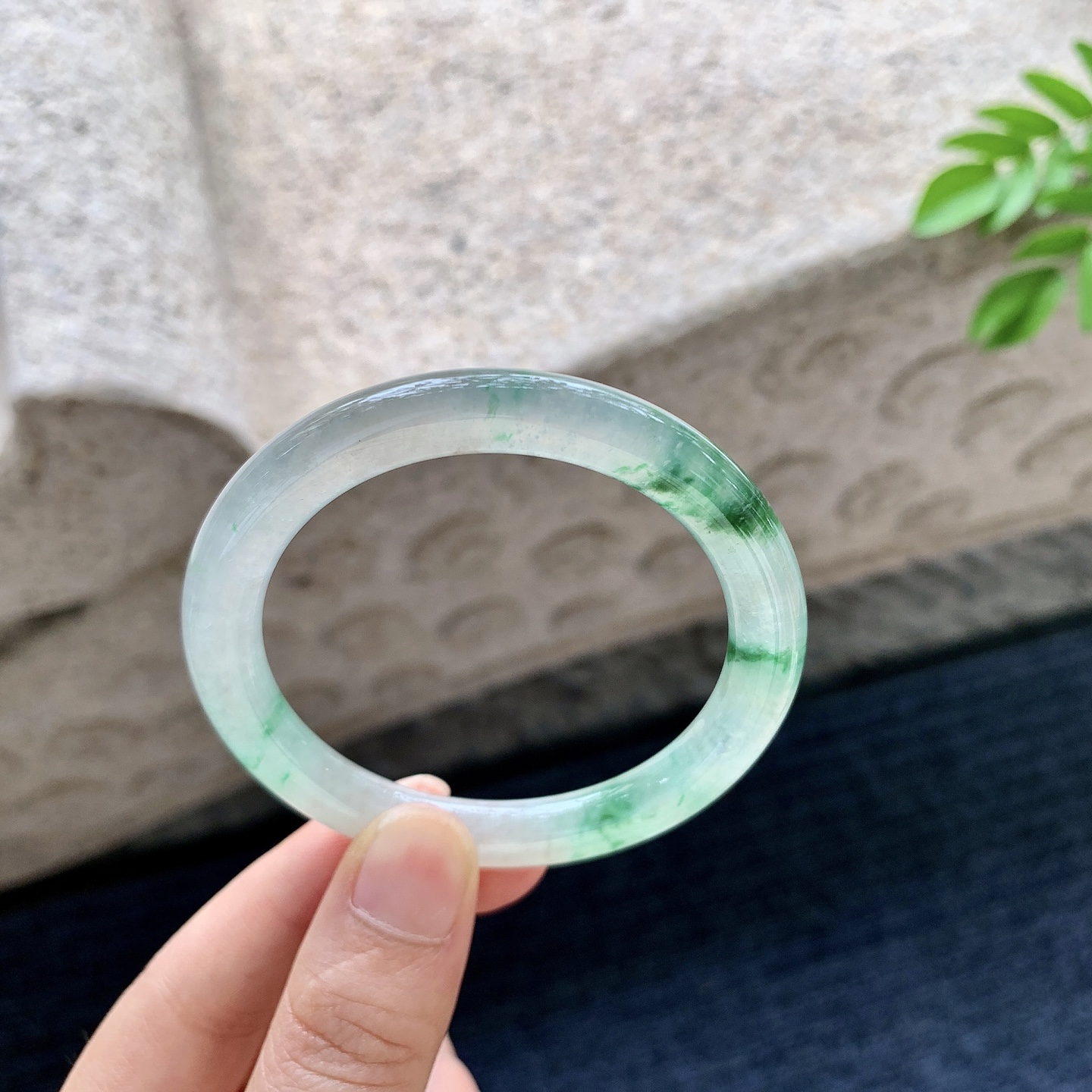 圆条49 50，圈口50.4/7/8，编码B2080518，描述冰飘绿花，清透，水润，种老，细腻，打灯有纹线。