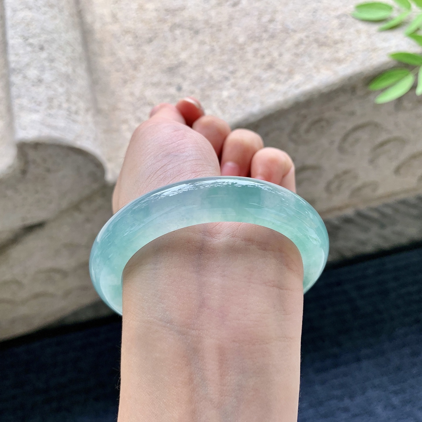 正圈53 54，圈口54.4/11.5/9.4，编码FL080608，冰糯晴蓝飘花，水润，种老，细腻，无裂。