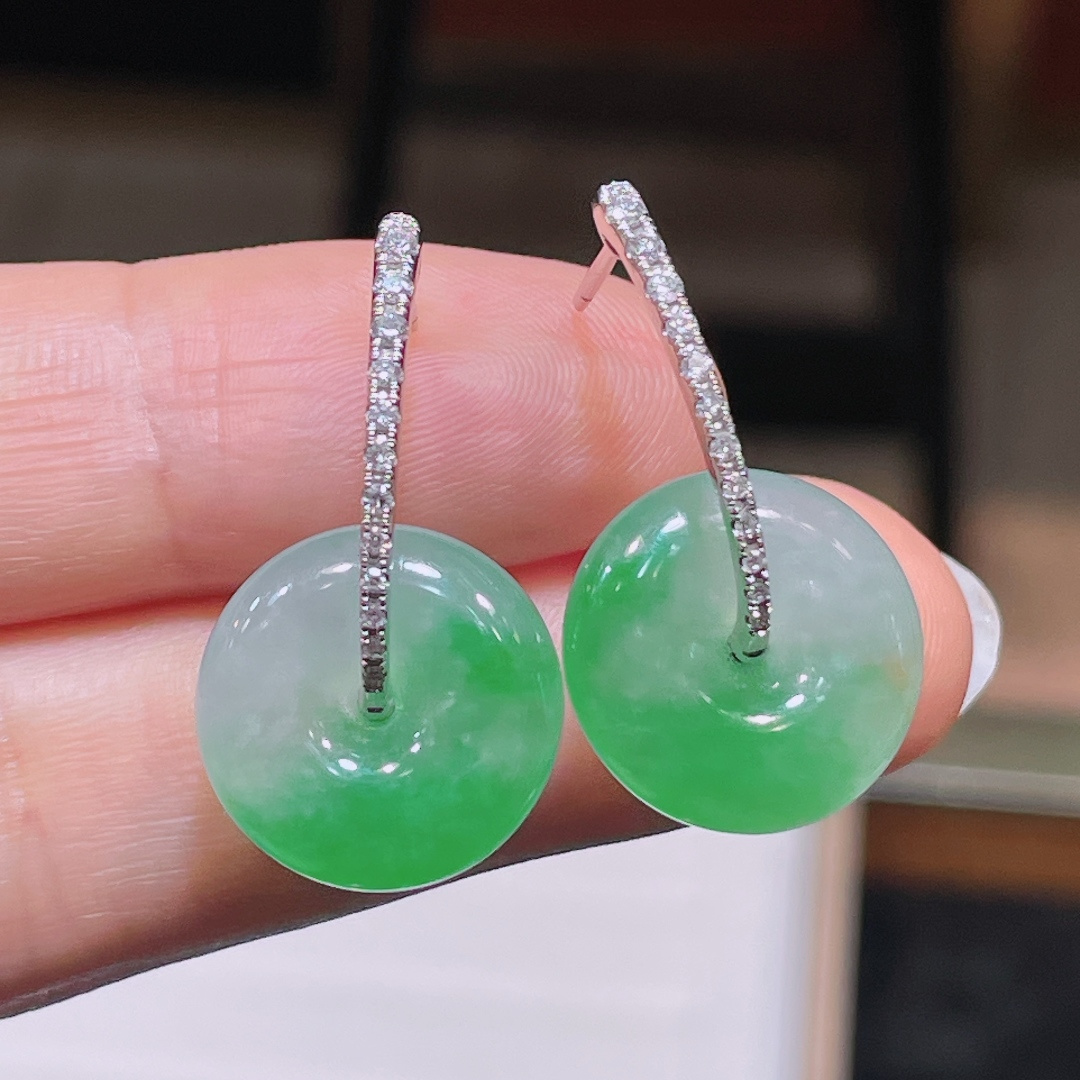 ️冰绿平安扣耳坠，老种起光，细底通透，尺寸：29.5裸石16/5.3mm0807
