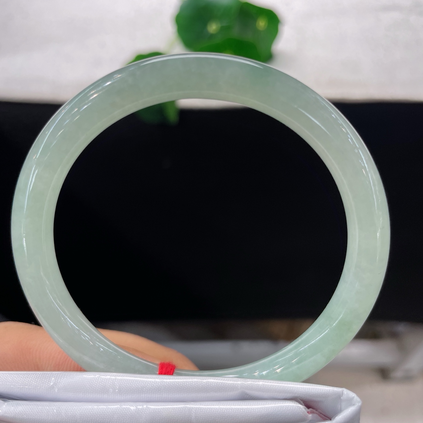 圈口57.5/7.7，冰晴美人条，57/58不必浓妆艳抹，单单这一抹清绿绕腕，便道出东方女子含蓄温婉