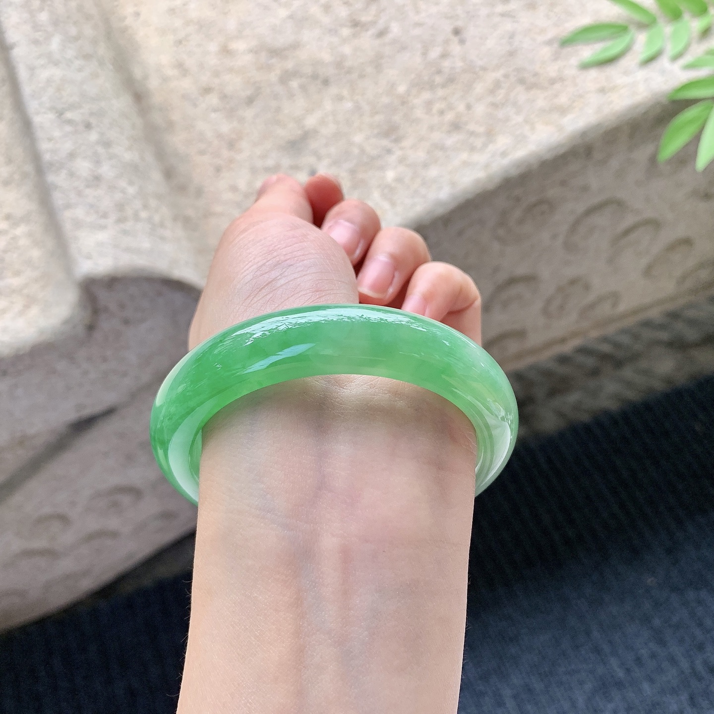 正圈55 56，圈口56.6/12.6/8.8，编码WW080276，冰糯辣阳绿，水润，种老，细腻，有絮线