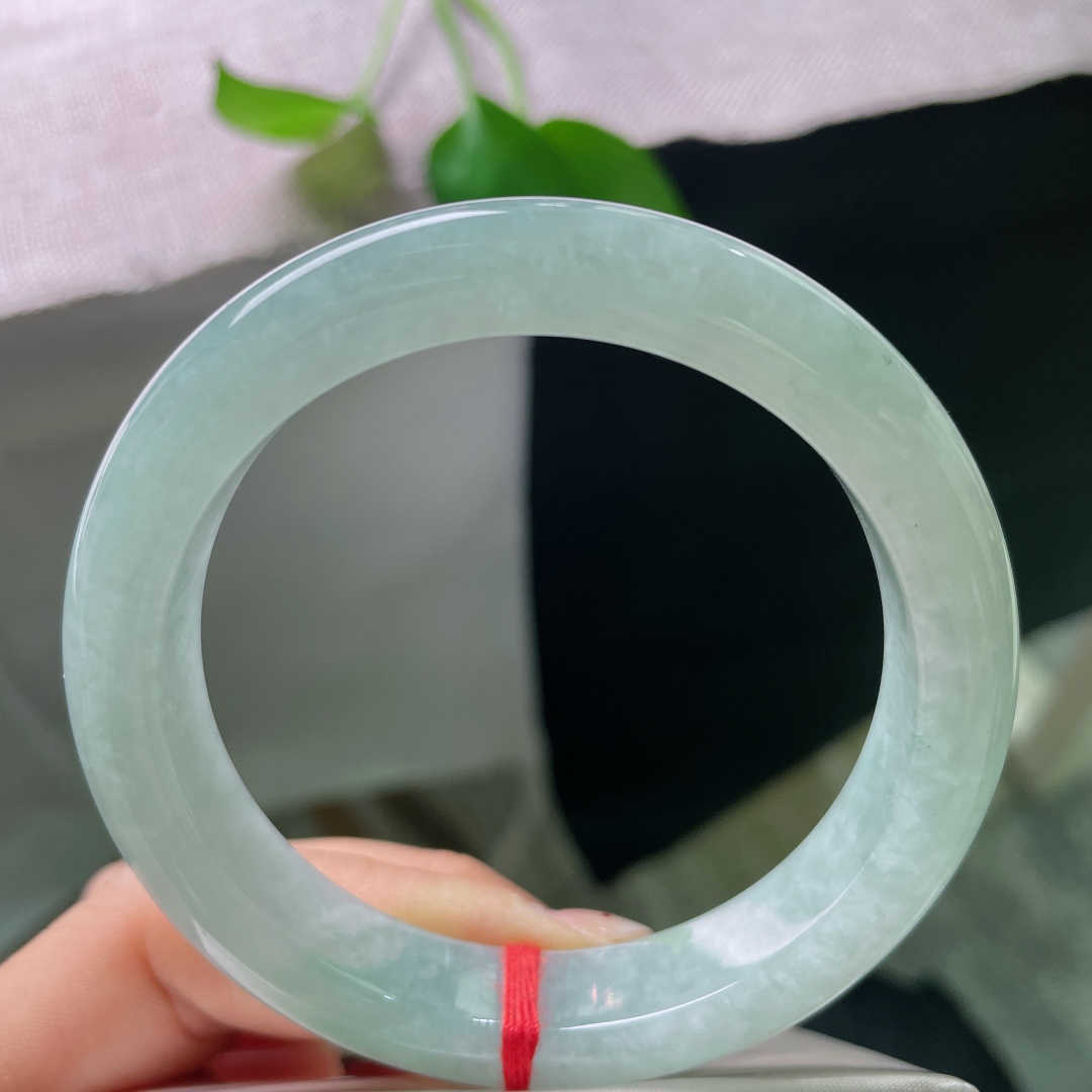 绿底正圈，无裂，清透起光，色调淡雅不张扬，不挑肤色，通勤日常都合适。ss56700a