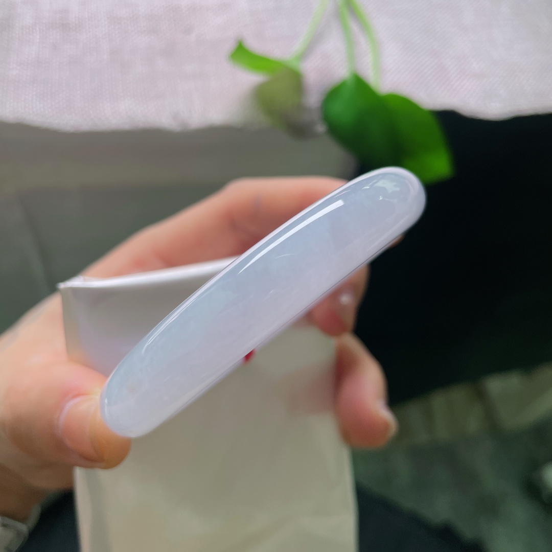 56.7/12.1/9.3，正圈，无裂，玉质莹润如水，底色干净匀净，水光静静流淌，褪去繁杂花色，以素白诠释温婉雅致。ss56995a