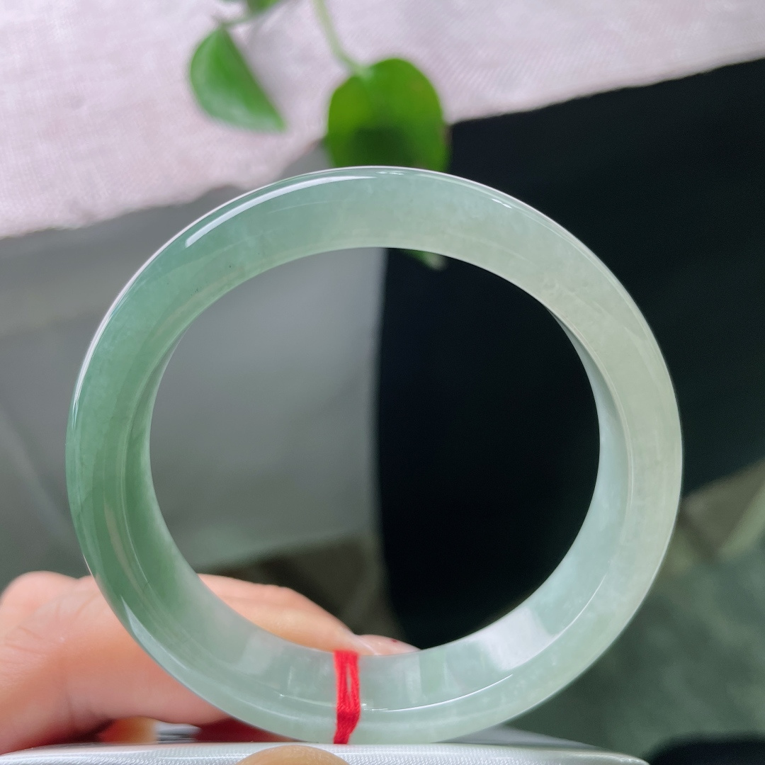 54/12.6/7.5，冰油正圈，一点皮纹，素镯藏清韵，浅绿不艳不浓，低调耐看，温柔永不过时。ss ss56984a