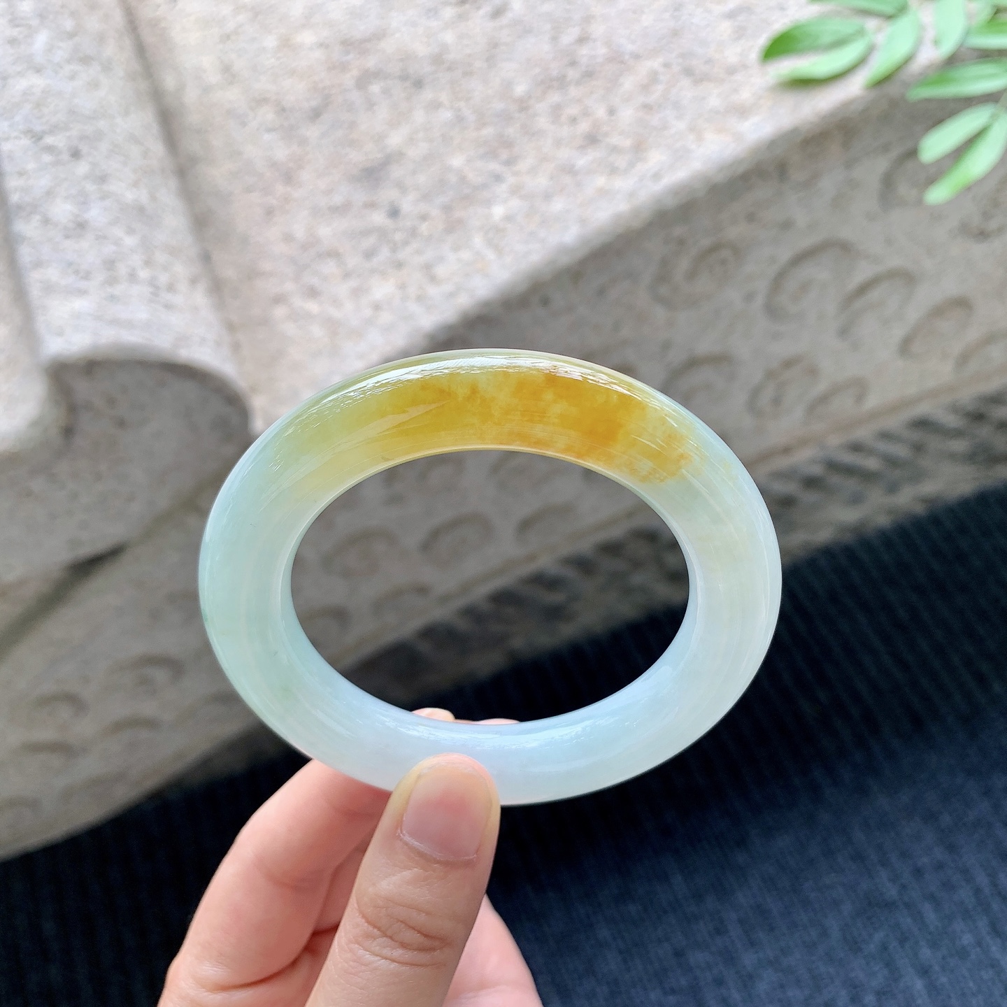 圆条55 56，圈口56.3/12/12，编码BA080279，描述细糯飘黄翡，水润，种老，细腻，无裂。