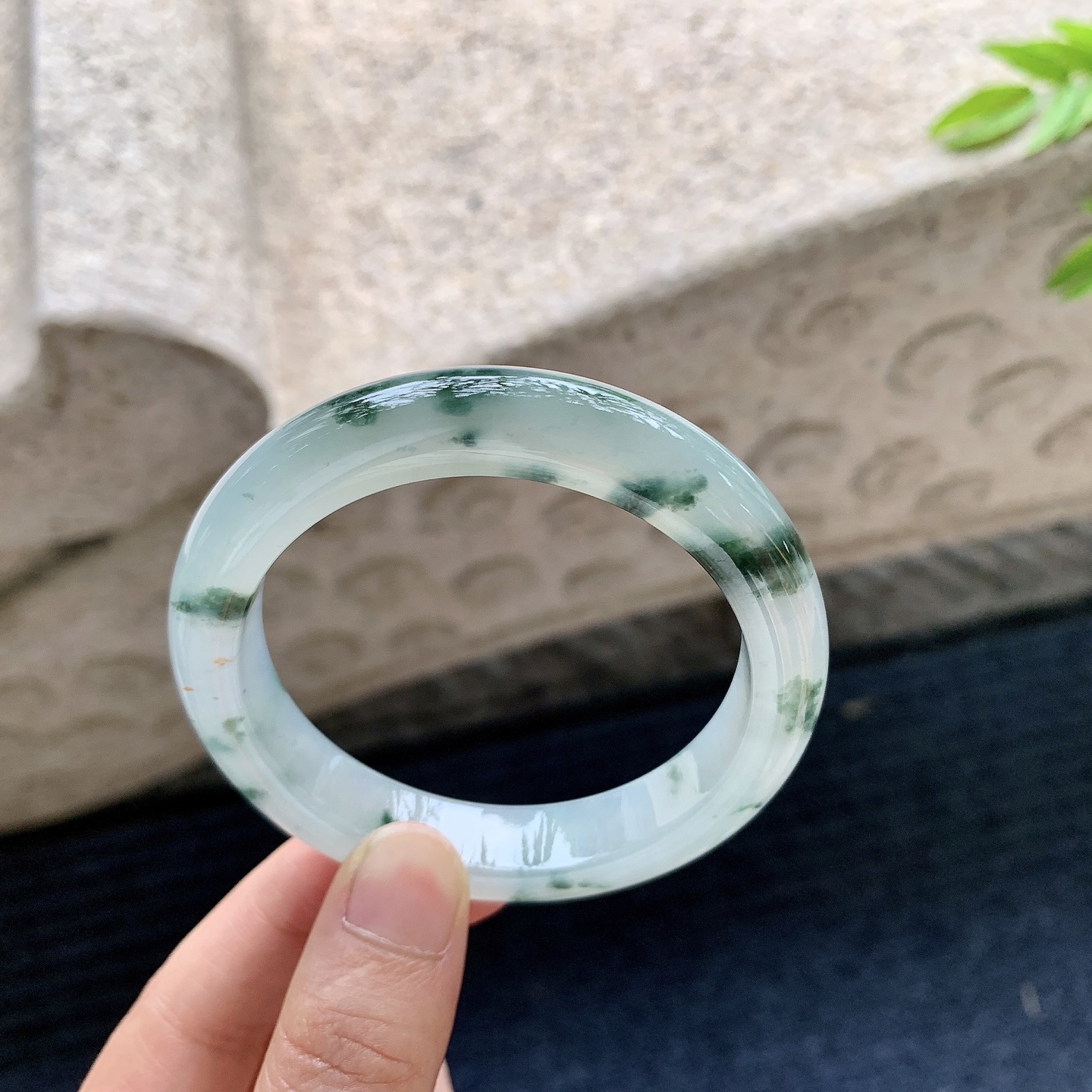 正圈53 54，圈口54.6/11.8/8.6，编码AF080141，描述冰糯飘花，清透，水润，种老，细腻，打灯有棉线