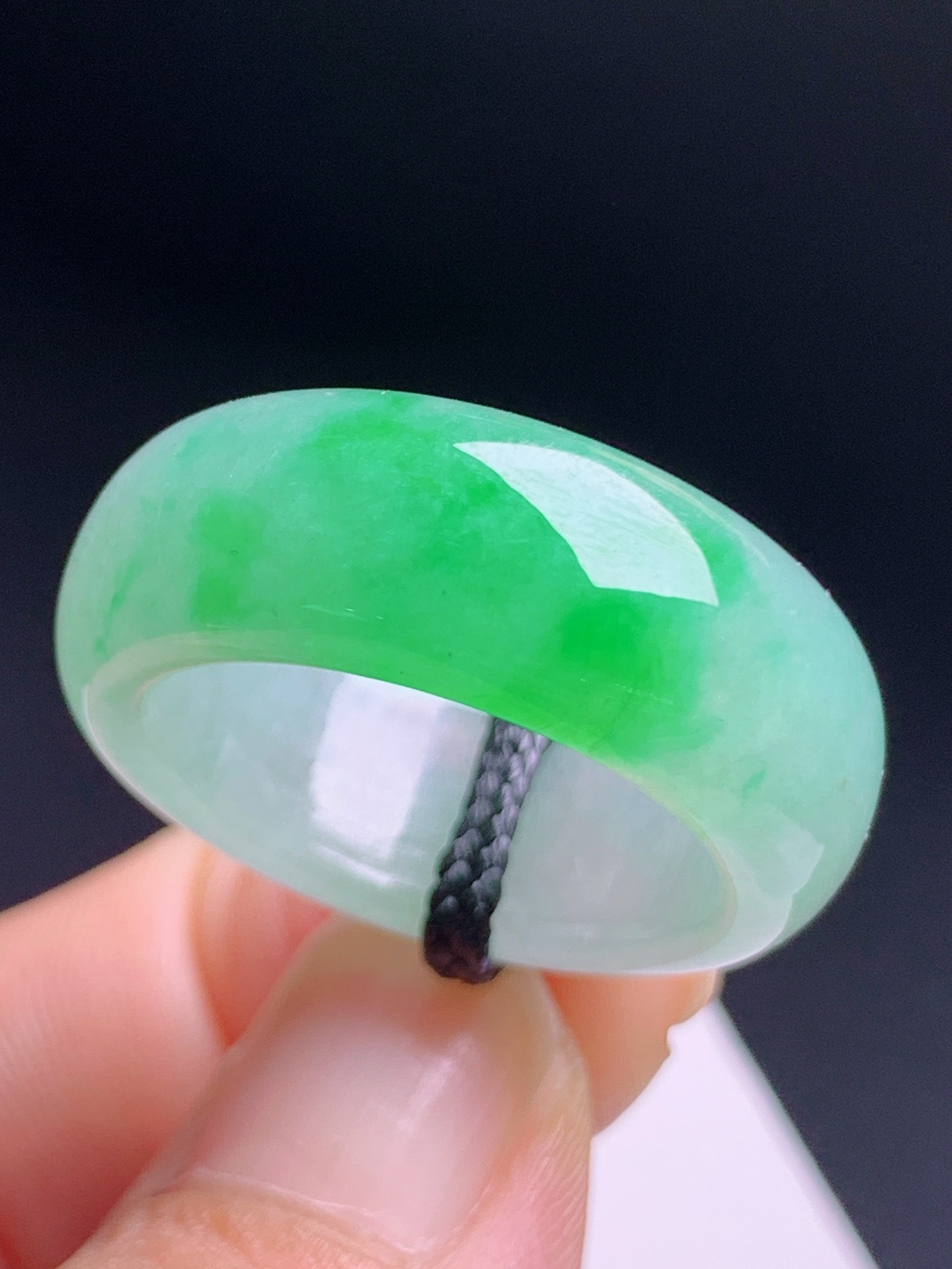 冰种绿指环扳指，翠色怡人，质地细润，简约显贵