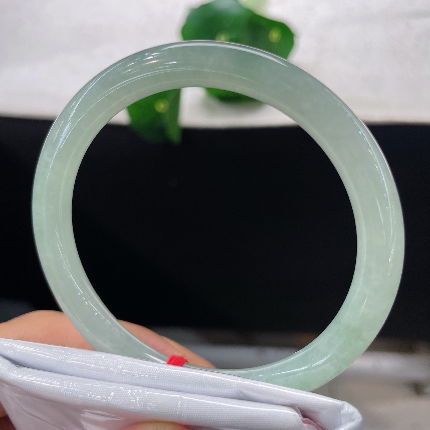 圈口57.5/7.7，冰晴美人条，57/58不必浓妆艳抹，单单这一抹清绿绕腕，便道出东方女子含蓄温婉的风骨。