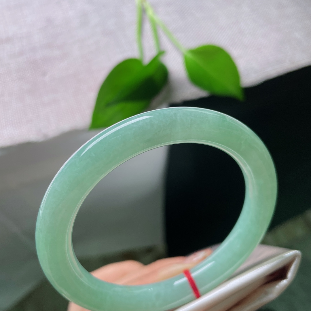 绿底圆条，无裂，浅绿匀染玉环，像一汪静谧温润的春水藏尽山间，自带清冷舒缓的气质，ss55987a