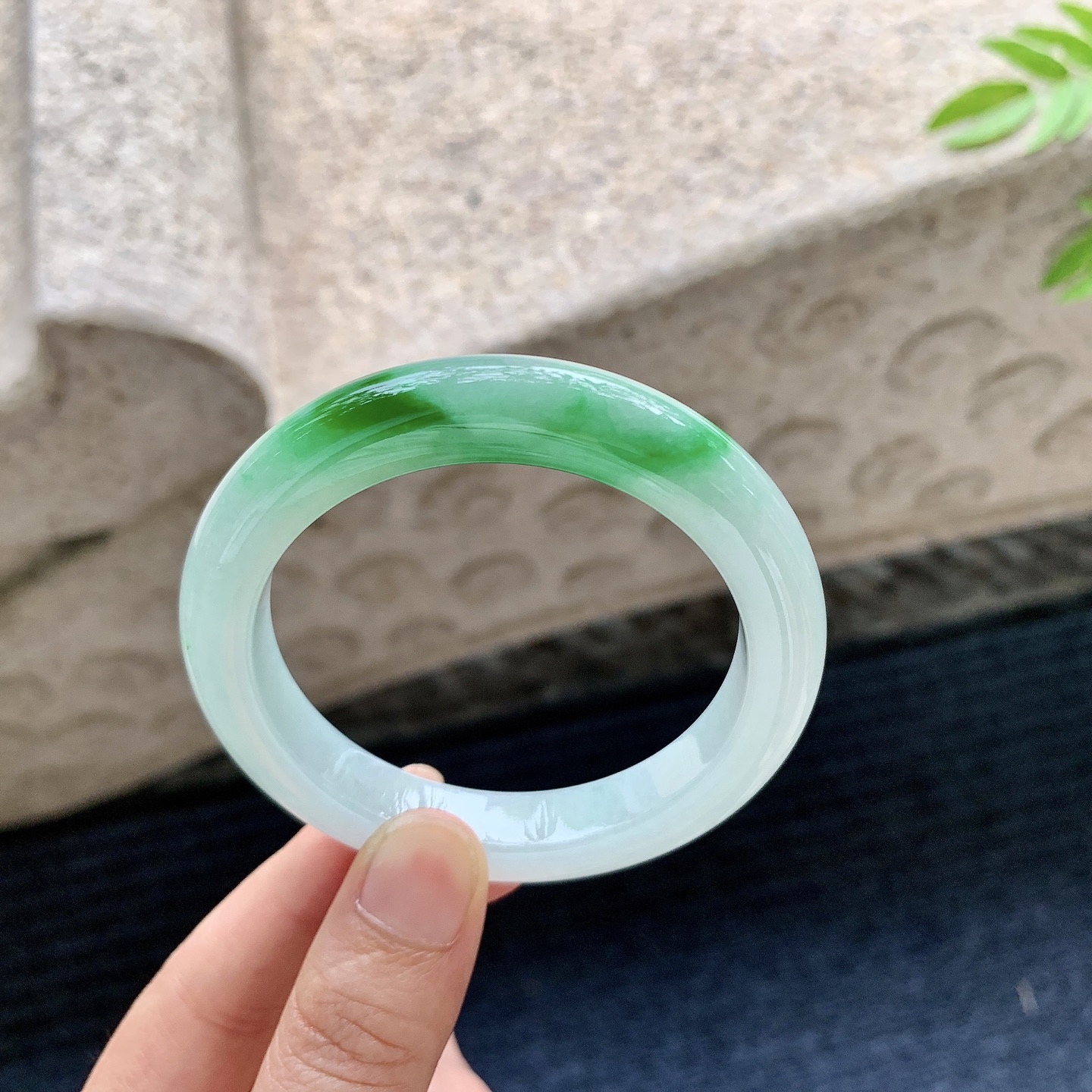 正圈52 53，圈口52.8/10/8.9，编码DW080109，糯冰飘辣绿，种老，细腻，打灯有细微棉纹