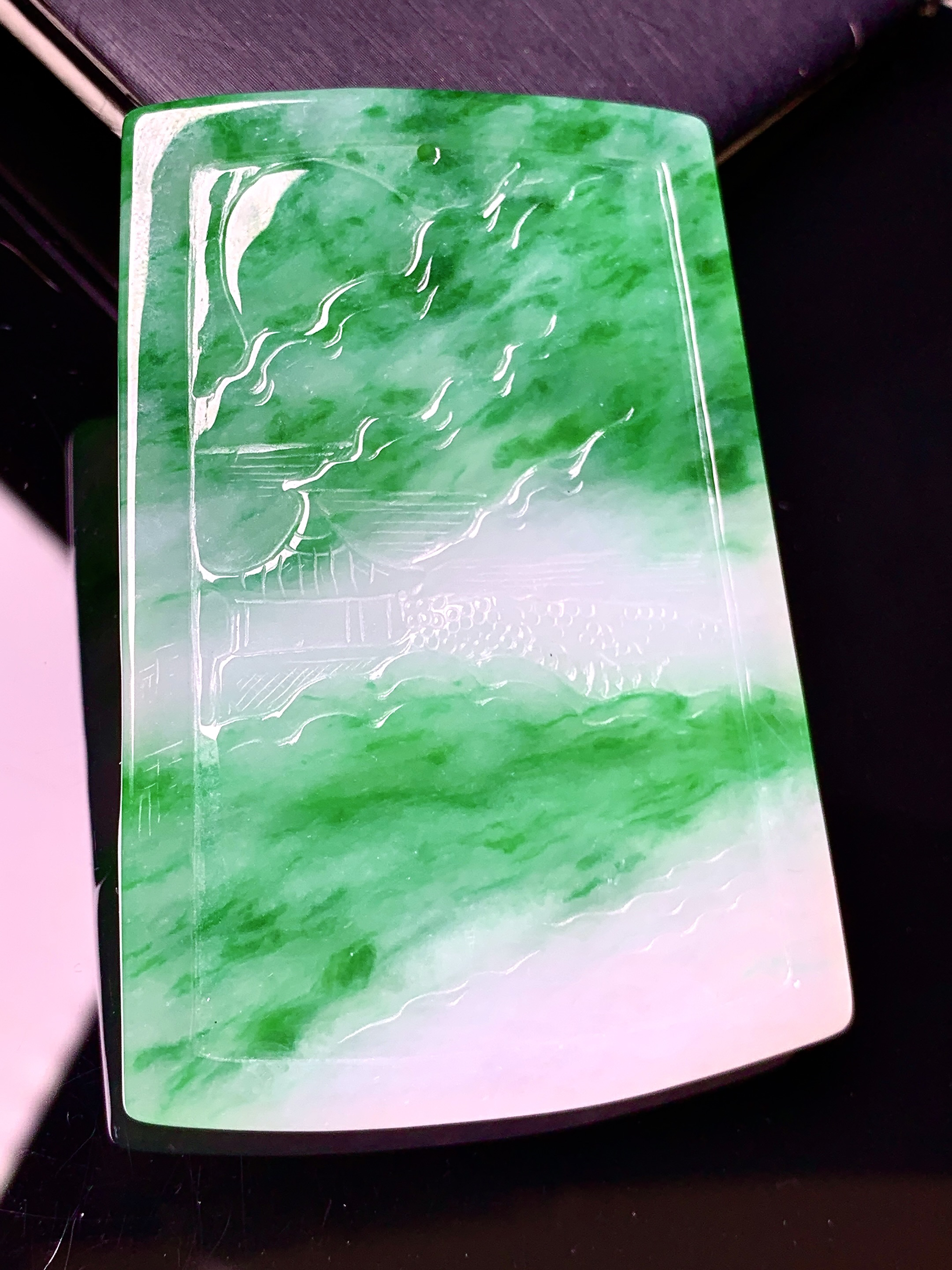 飘阳绿山水牌子吊坠 玉质细腻 色泽艳丽清新 水润亮眼 整体尺寸56.5*40.6*6 h3
