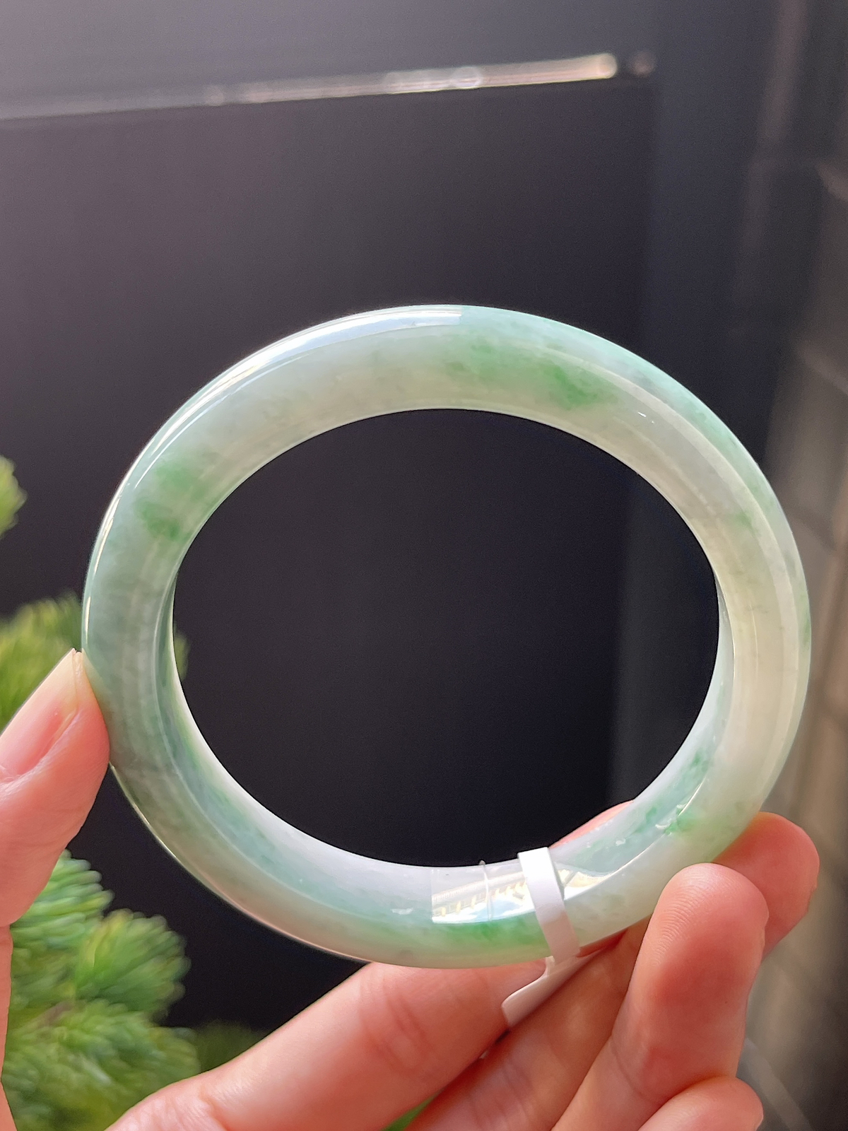 正圈55.5白底飘绿手镯