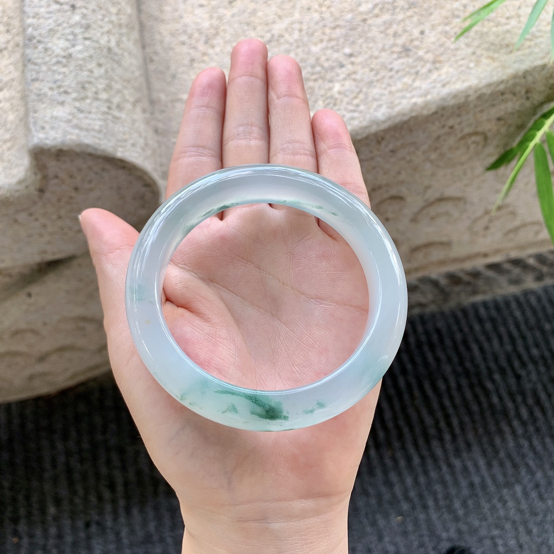 正圈58 59，圈口59.4/12.4/10.1，编码Q5080266，冰种飘花，清透，水润，种老，细腻，打灯有絮线