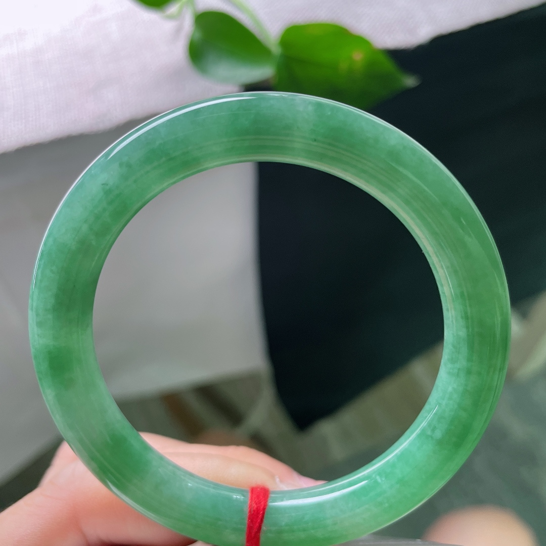 56.3/9.8，豆绿圆条，颜色好，瑰姿艳逸，仪态万方，种老，细润，无裂，56547a