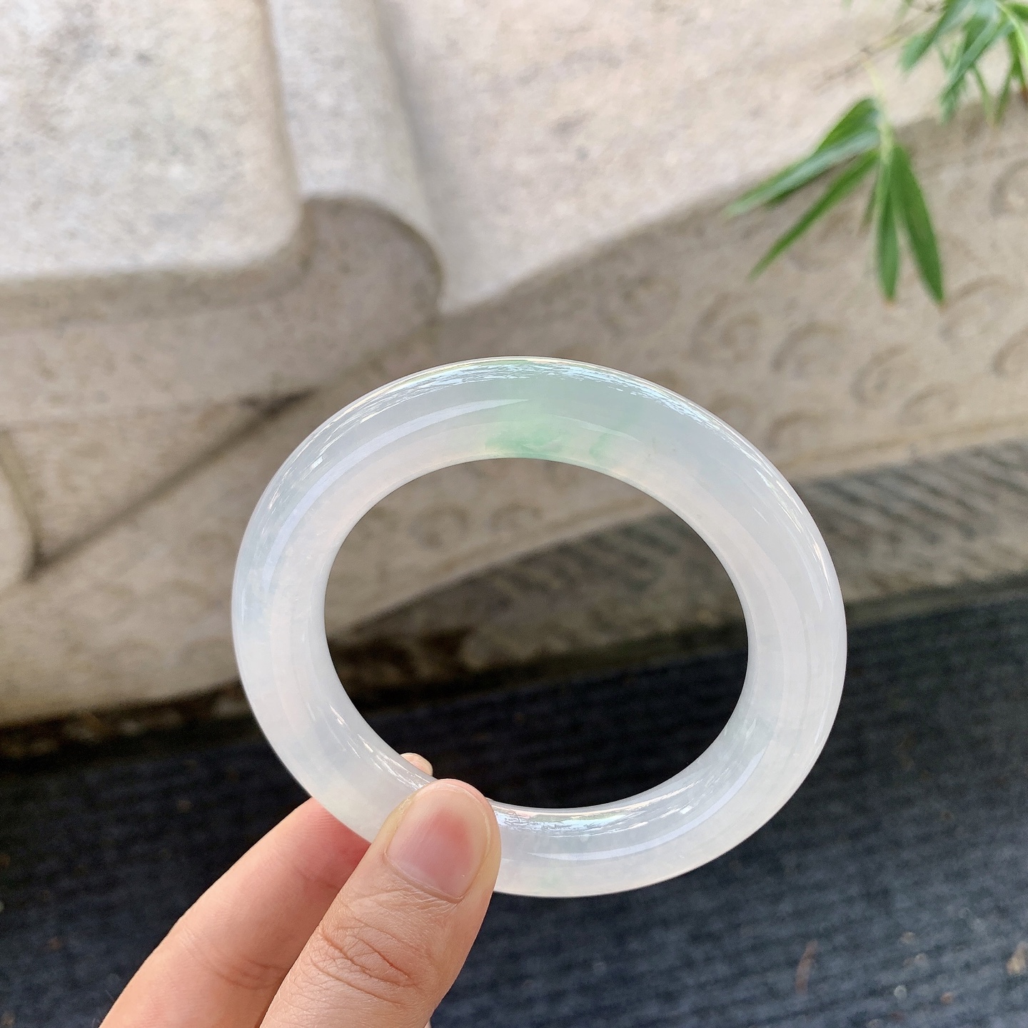 圆条56 57，圈口56.8/11.3/11.9，编码Q7061961，冰飘绿，水润，种老，细腻，打灯有棉线