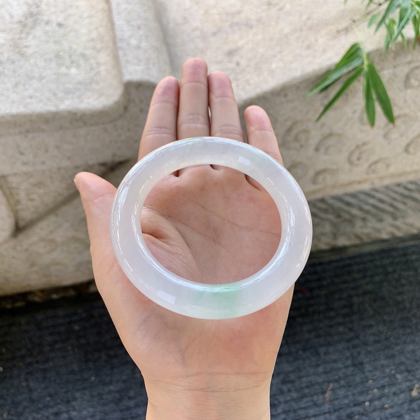 圆条56 57，圈口56.8/11.3/11.9，编码Q7061961，冰飘绿，水润，种老，细腻，打灯有棉线