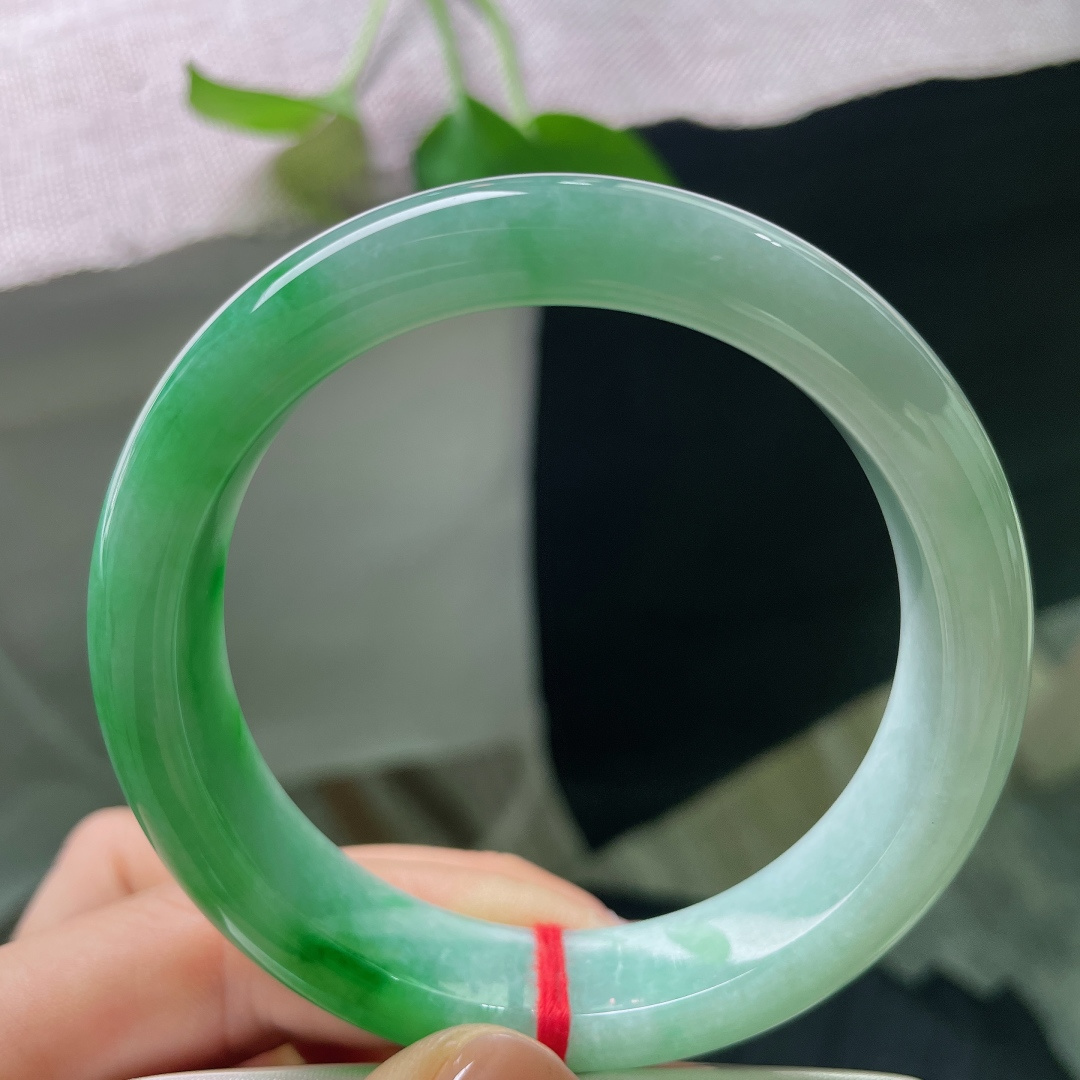 58.7/14.2/8.8，飘绿正圈，无裂，正阳翠色落于镯身，绿艳鲜活，由浓翠缓缓晕向浅青，恰似两岸春山染碧，满目盎然春意。ss56663a