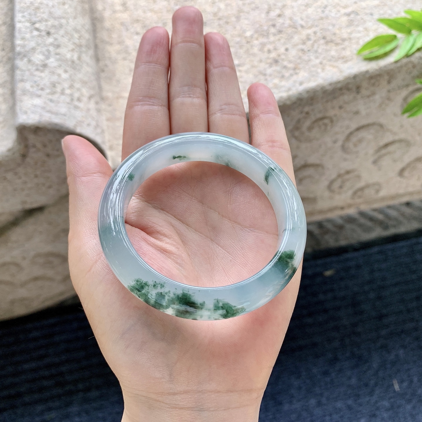 正圈53 54，圈口54.6/11.8/8.6，编码AF080141，描述冰糯飘花，清透，水润，种老，细腻，打灯有棉线