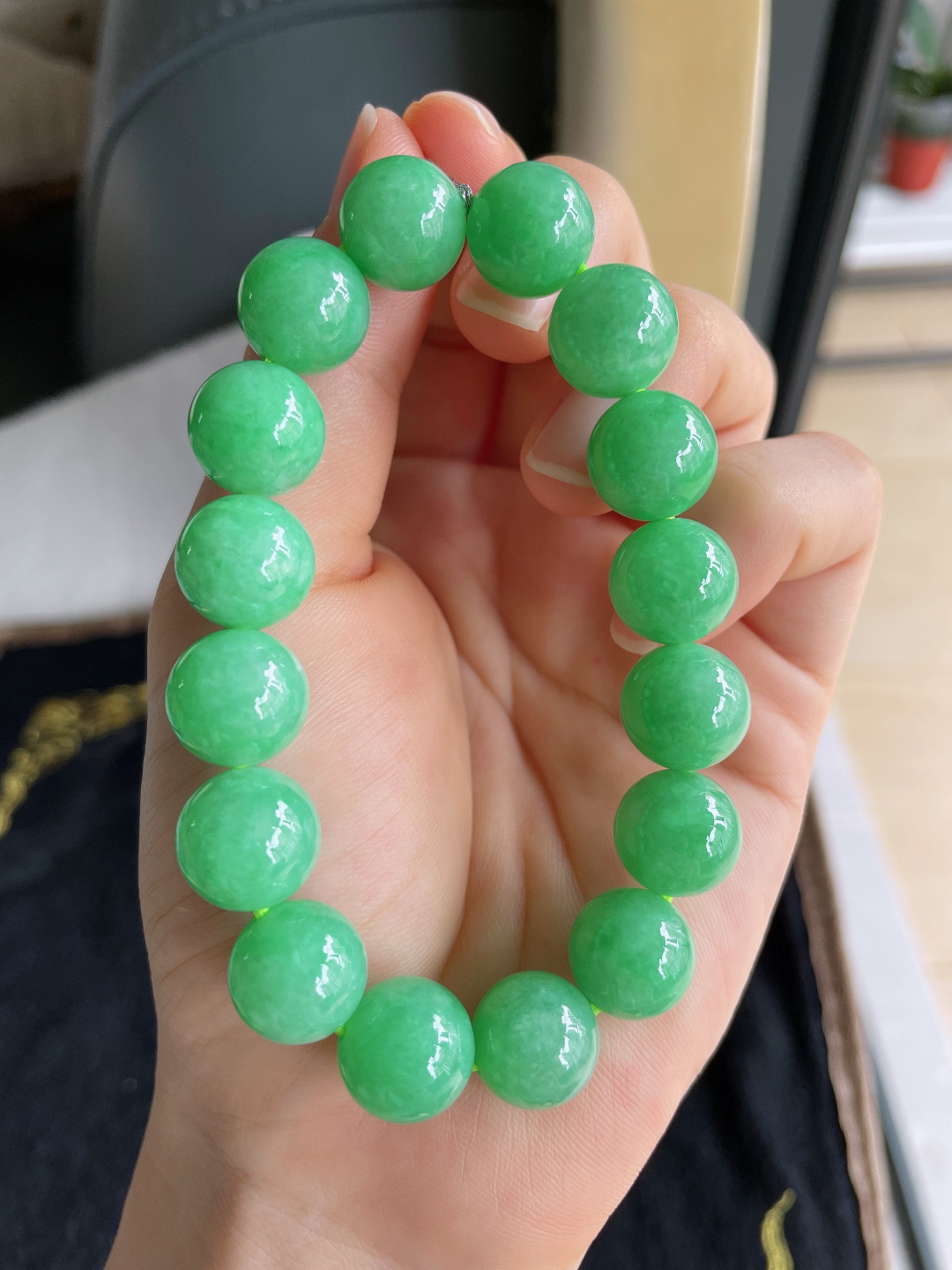 天然翡翠A货，冰满绿阳绿手串，尺寸：12.2mm。【编3100】
