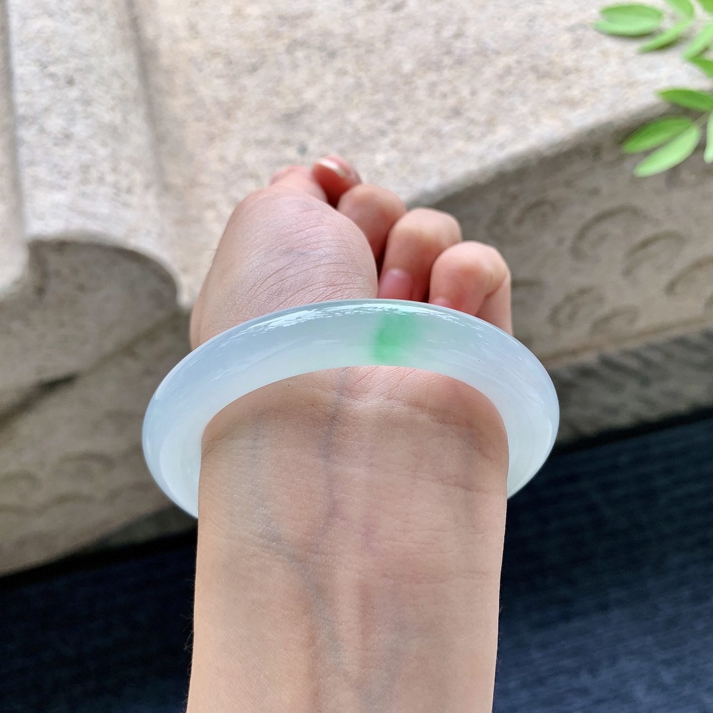 圆条53 54，圈口54.6/10/10.3，编码B2080653，冰糯飘绿，清透，水润，种老，细腻，内侧有絮线