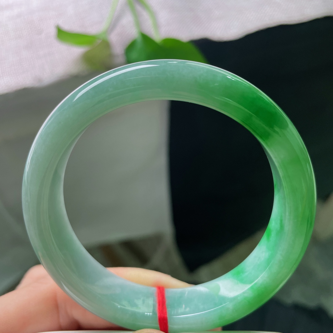 58.7/14.2/8.8，飘绿正圈，无裂，正阳翠色落于镯身，绿艳鲜活，由浓翠缓缓晕向浅青，恰似两岸春山染碧，满目盎然春意。ss56663a