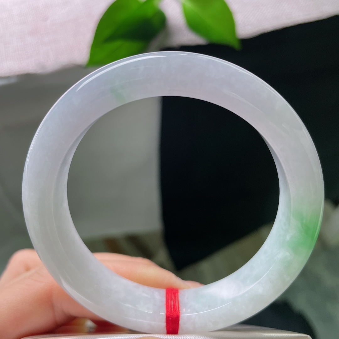 白底青，皮纹，莹白底子干净柔和，一抹鲜亮的正阳绿俏落在镯身，绿色鲜活亮眼，白绿撞色干净清爽，气质清甜温婉，上手显白灵动。ss56077a