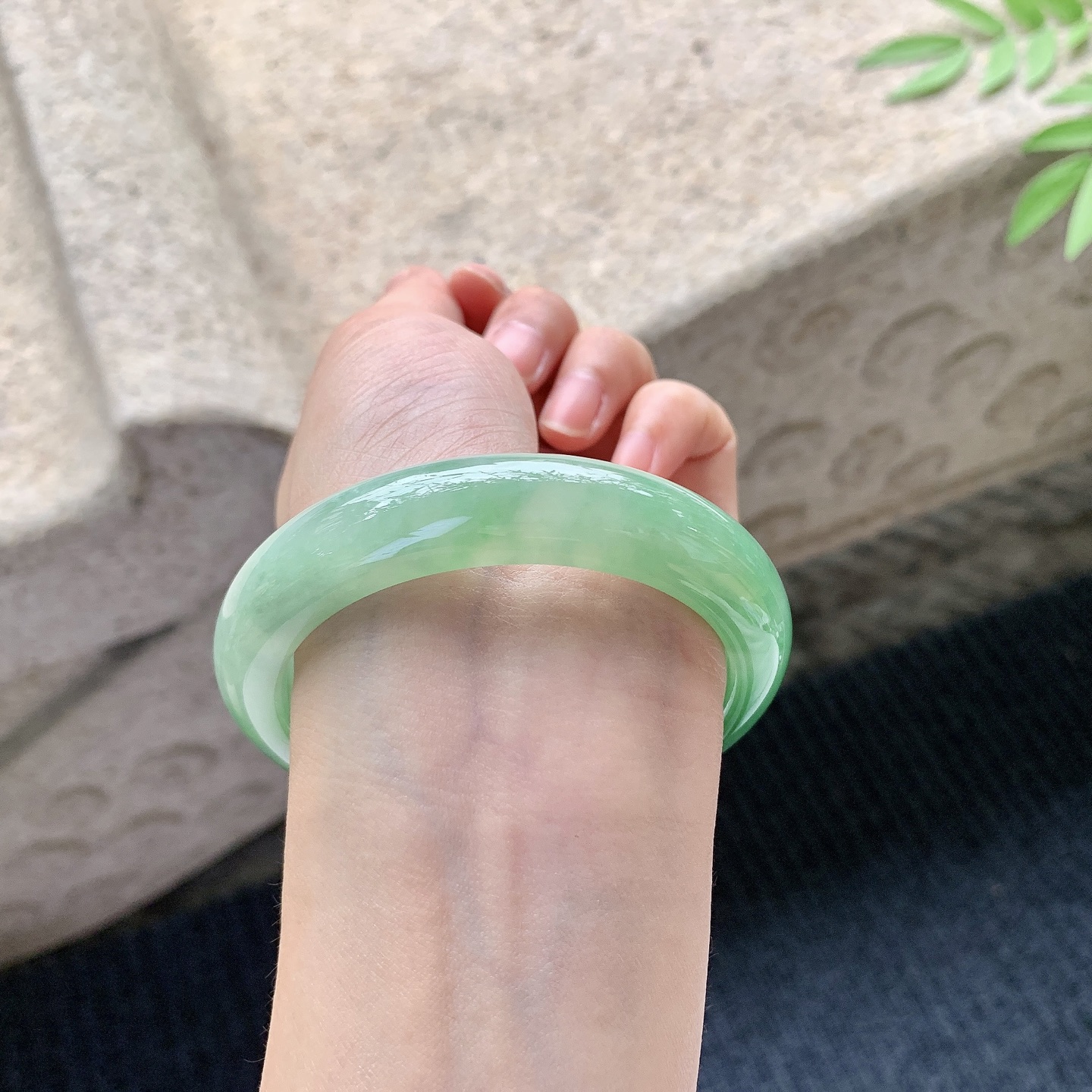 正圈55 56，圈口56.6/12.6/8.8，编码WW080276，冰糯辣阳绿，水润，种老，细腻，有絮线