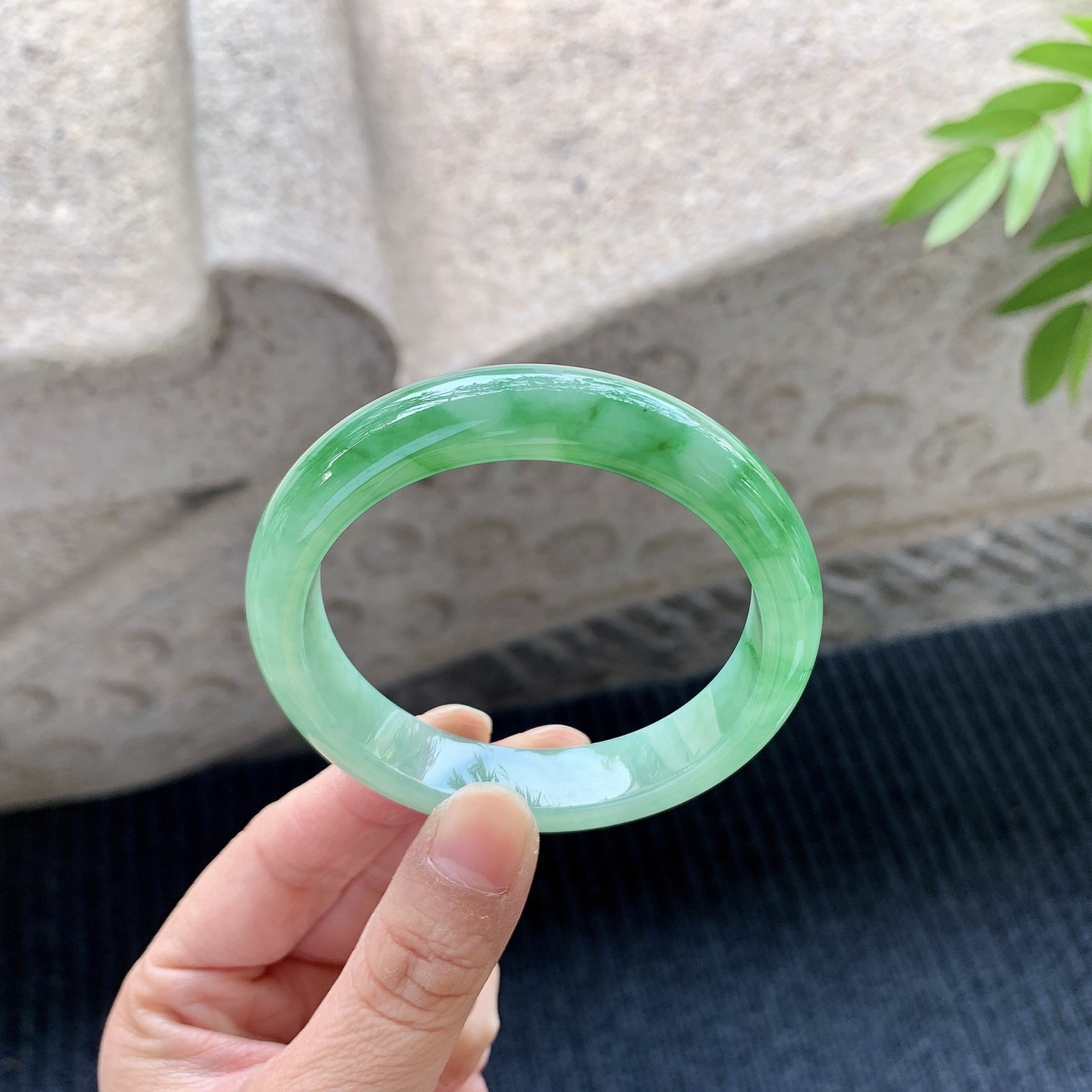 正圈52 53，圈口53.6/11.8/7.6，编码A1073033，冰糯飘辣绿，水润，种老，细腻，无裂