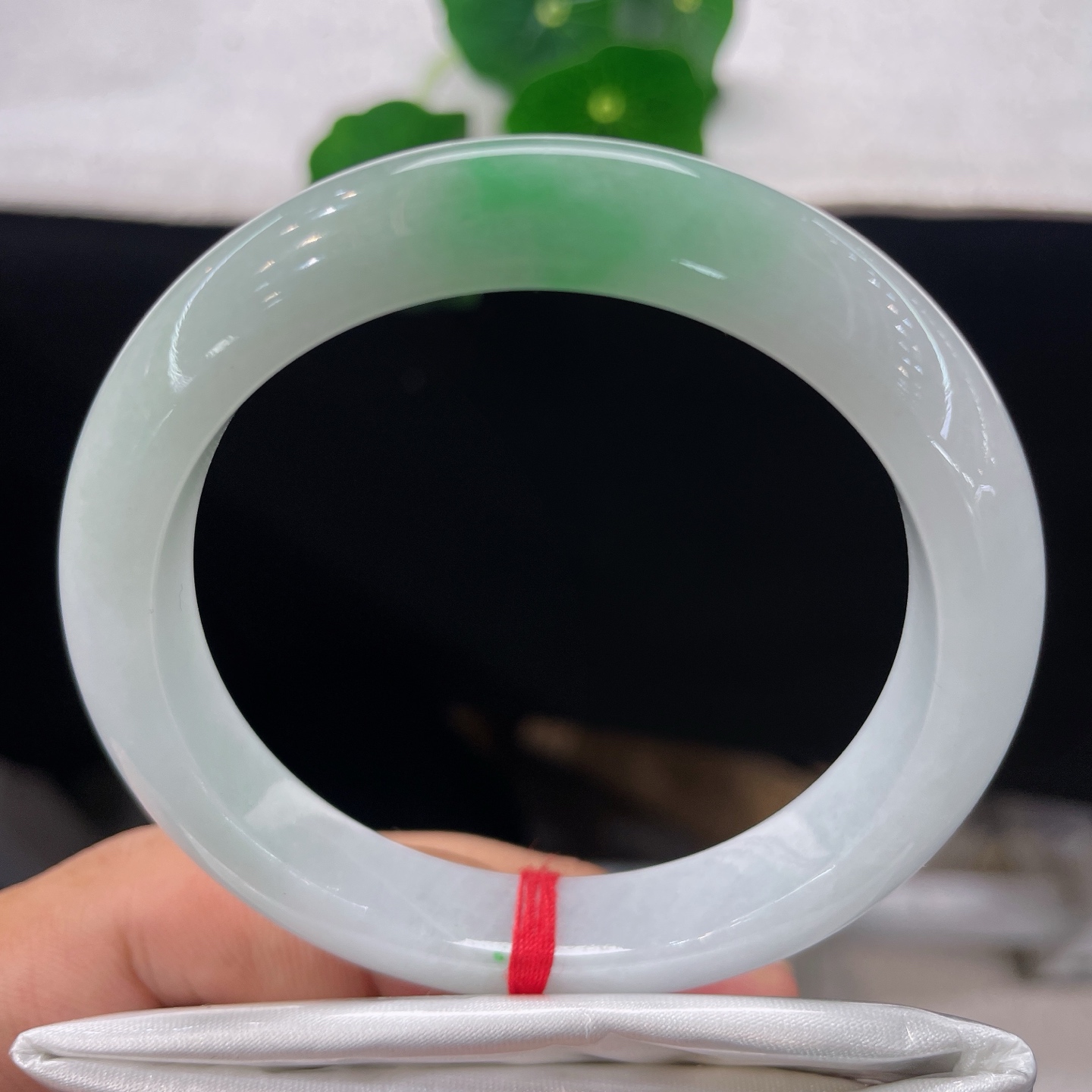 圈口54/10.4/8.5，白底青正圈，53/54可戴，白玉为底，翠色点睛。微棉线