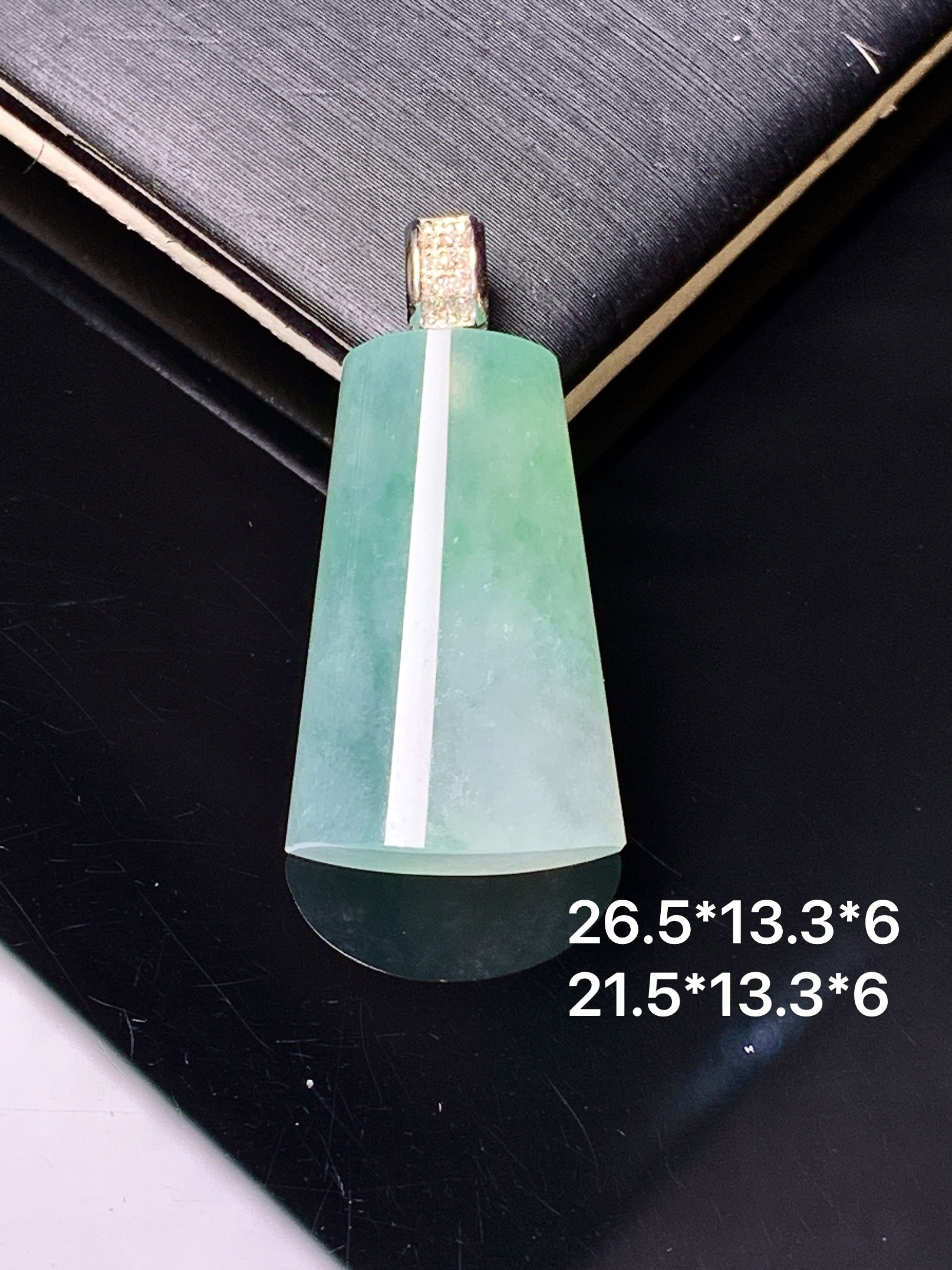 18k金钻镶嵌冰种飘绿玉柱吊坠 玉质细腻 色泽艳丽清新 水润亮眼 整体尺寸26.5*13.3*6 x3