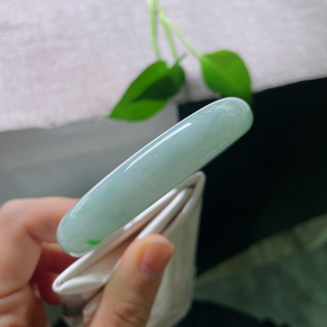 55.3/12.6/9.1，飘绿正圈，一点皮纹，玉质通透莹润，底色柔和淡雅，星星点点正阳绿点缀其间，不浓不艳，点点翠光，灵动又别致。ss56719a