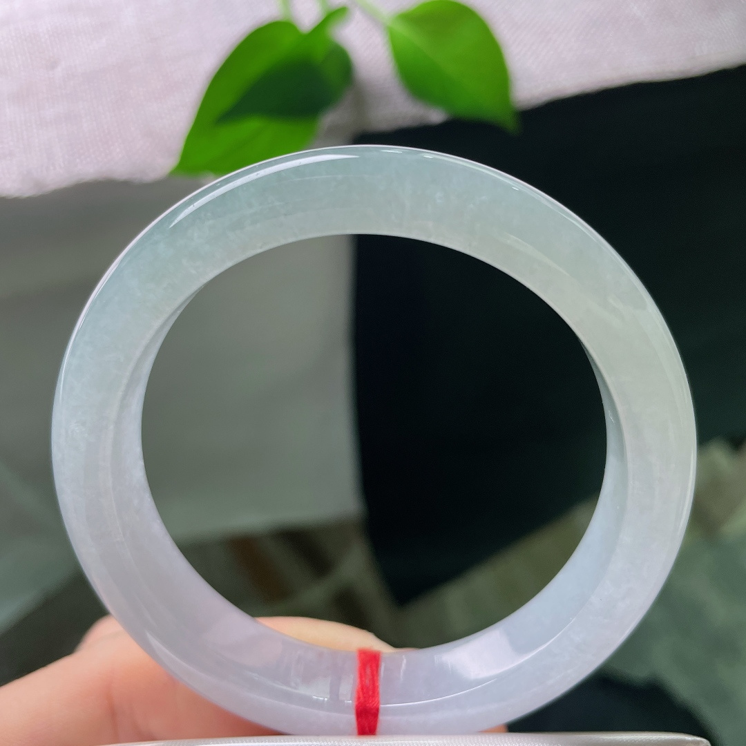 冰底正圈，冰晴水正圈手镯，种水通透，底色清润柔和，上手清爽显气质。ss56780a