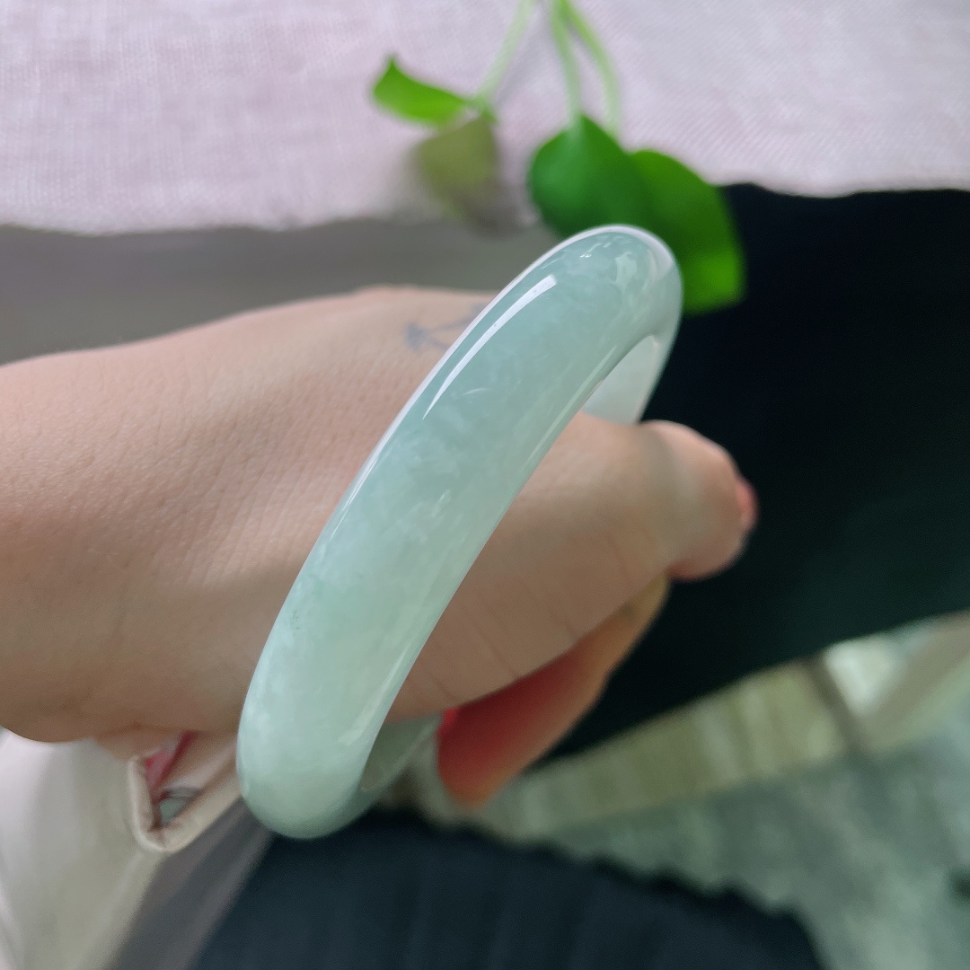 绿底正圈，无裂，清透起光，色调淡雅不张扬，不挑肤色，通勤日常都合适。ss56700a