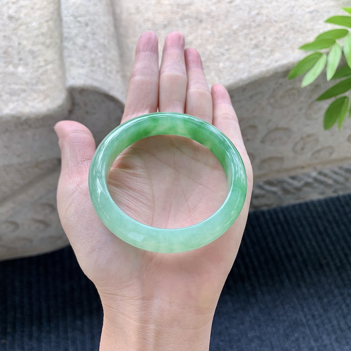 正圈52 53，圈口53.6/11.8/7.6，编码A1073033，冰糯飘辣绿，水润，种老，细腻，无裂