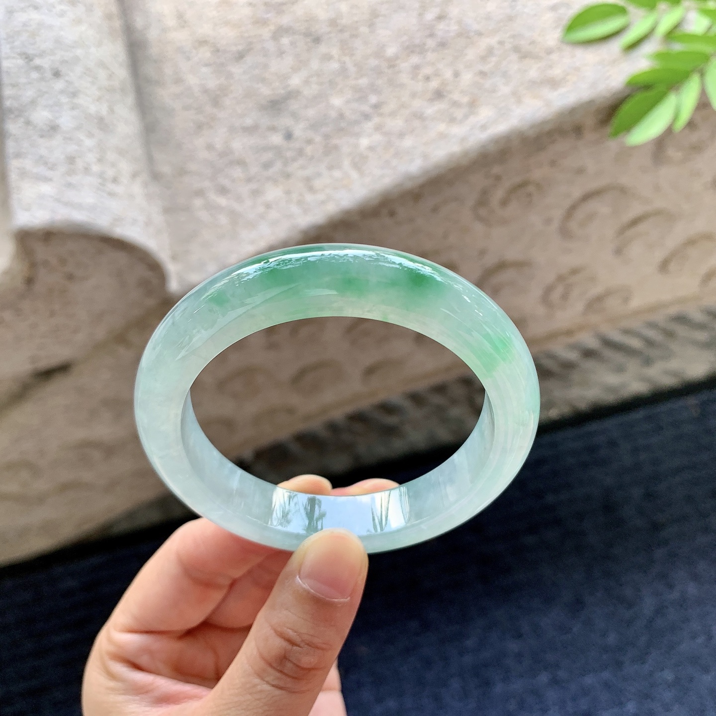 正圈53 54，圈口54.6/11.8/8.8，编码A1080130，描述冰糯飘绿，水润，种老，细腻，打灯有棉线