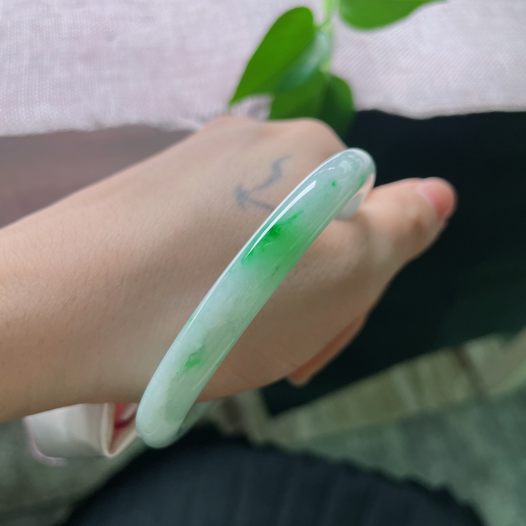 55.9/8，飘绿圆条，一点皮纹，俏色飘绿翡翠圆镯，底色清润，一抹翠色灵动出彩，日常佩戴温婉耐看。ss56721a